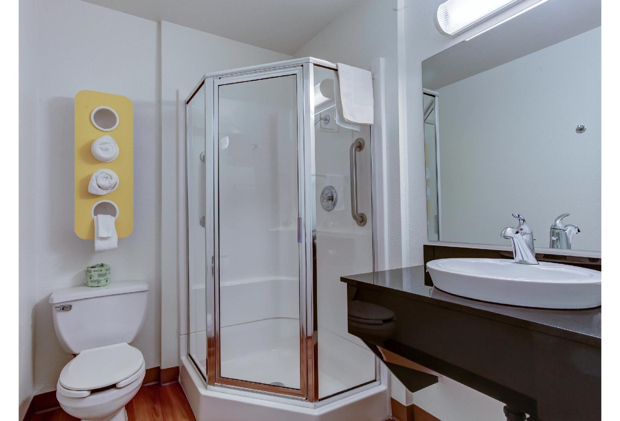 Motel 6 Grants Pass, OR 2 Queen Beds | Mini Fridge 2