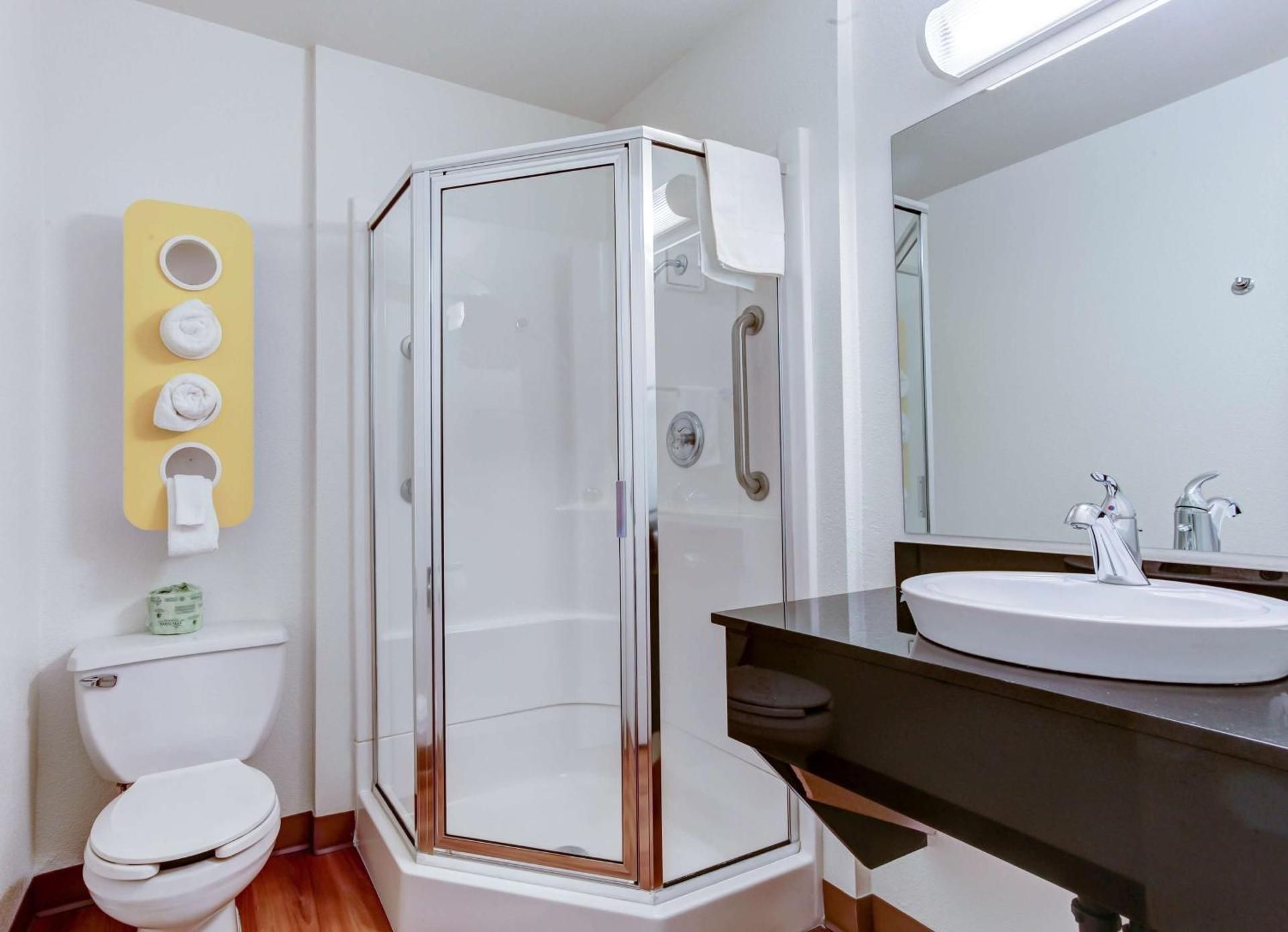 Motel 6 Grants Pass, OR Deluxe Quadruple Room - Non-Smoking 3