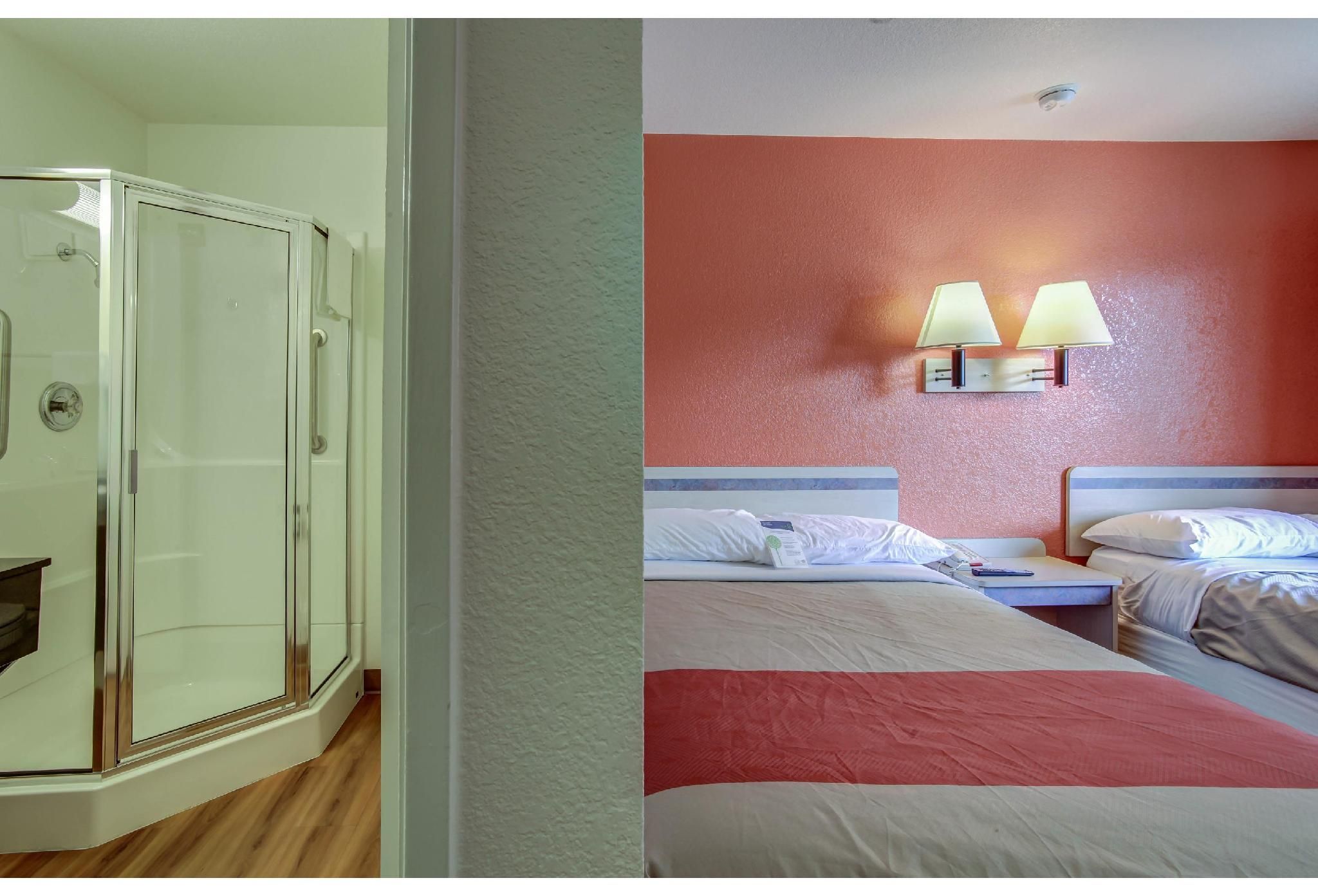 Motel 6 Grants Pass, OR 2 Queen Beds | Mini Fridge 3