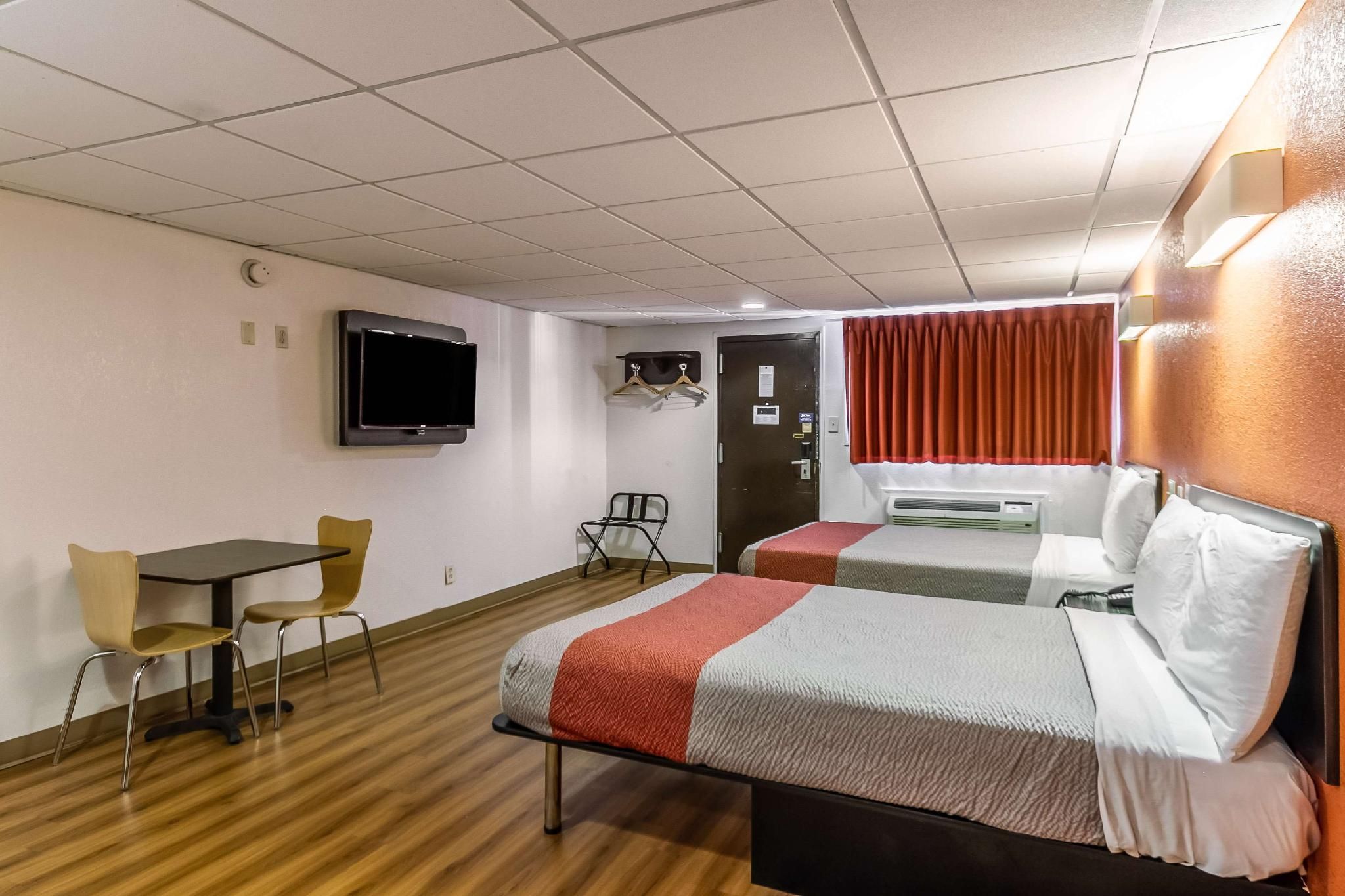 2 Full Beds | Smoking
