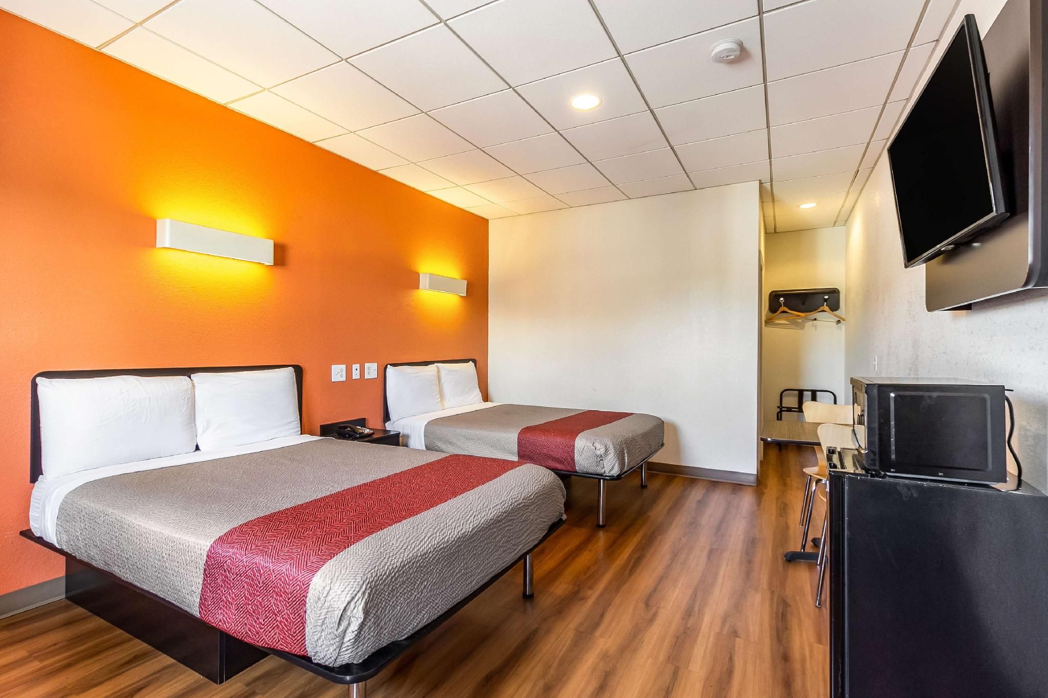 2 Full Beds | Smoking
