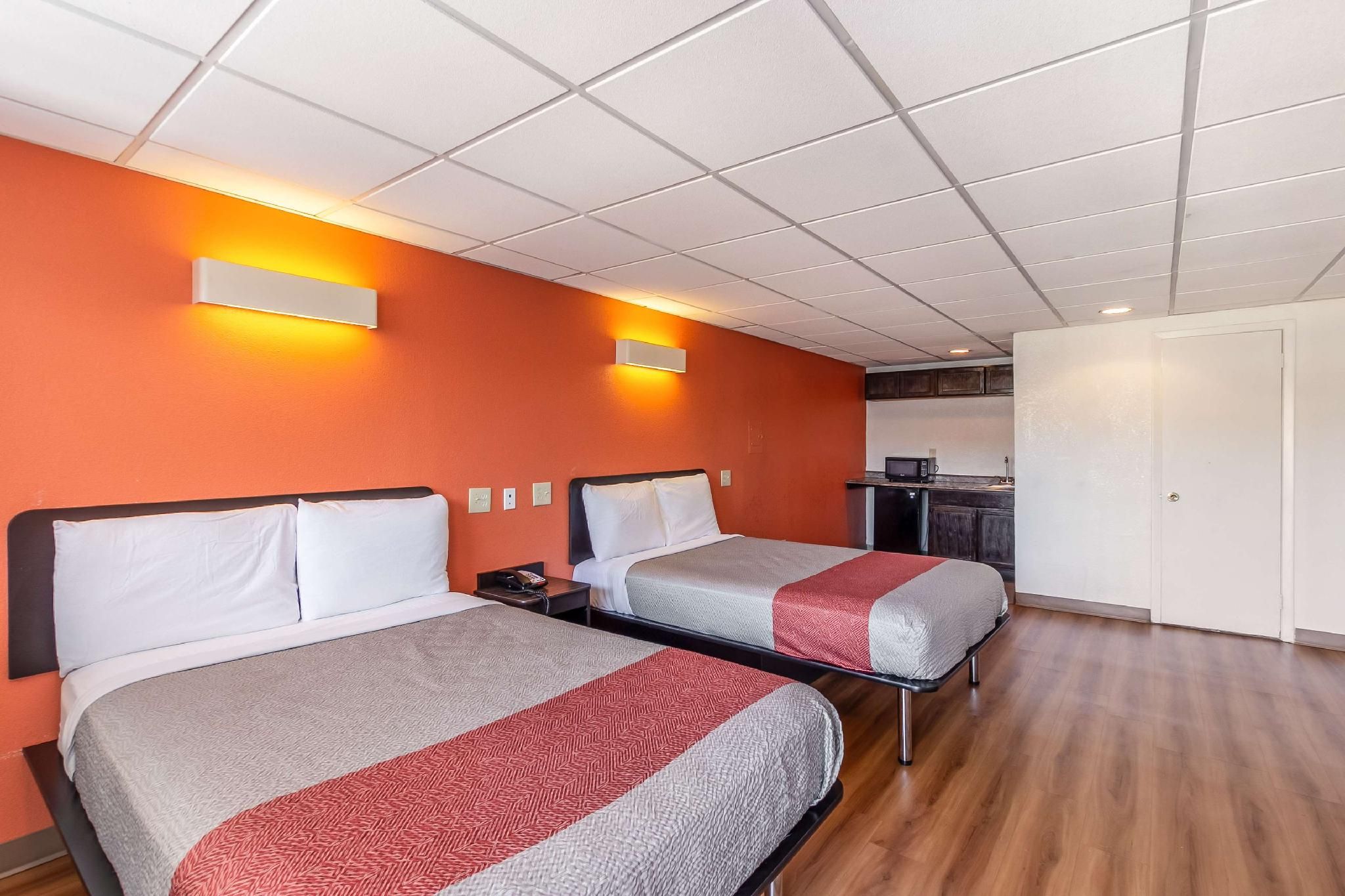 4 Full Beds | Non-Smoking, Micfridge