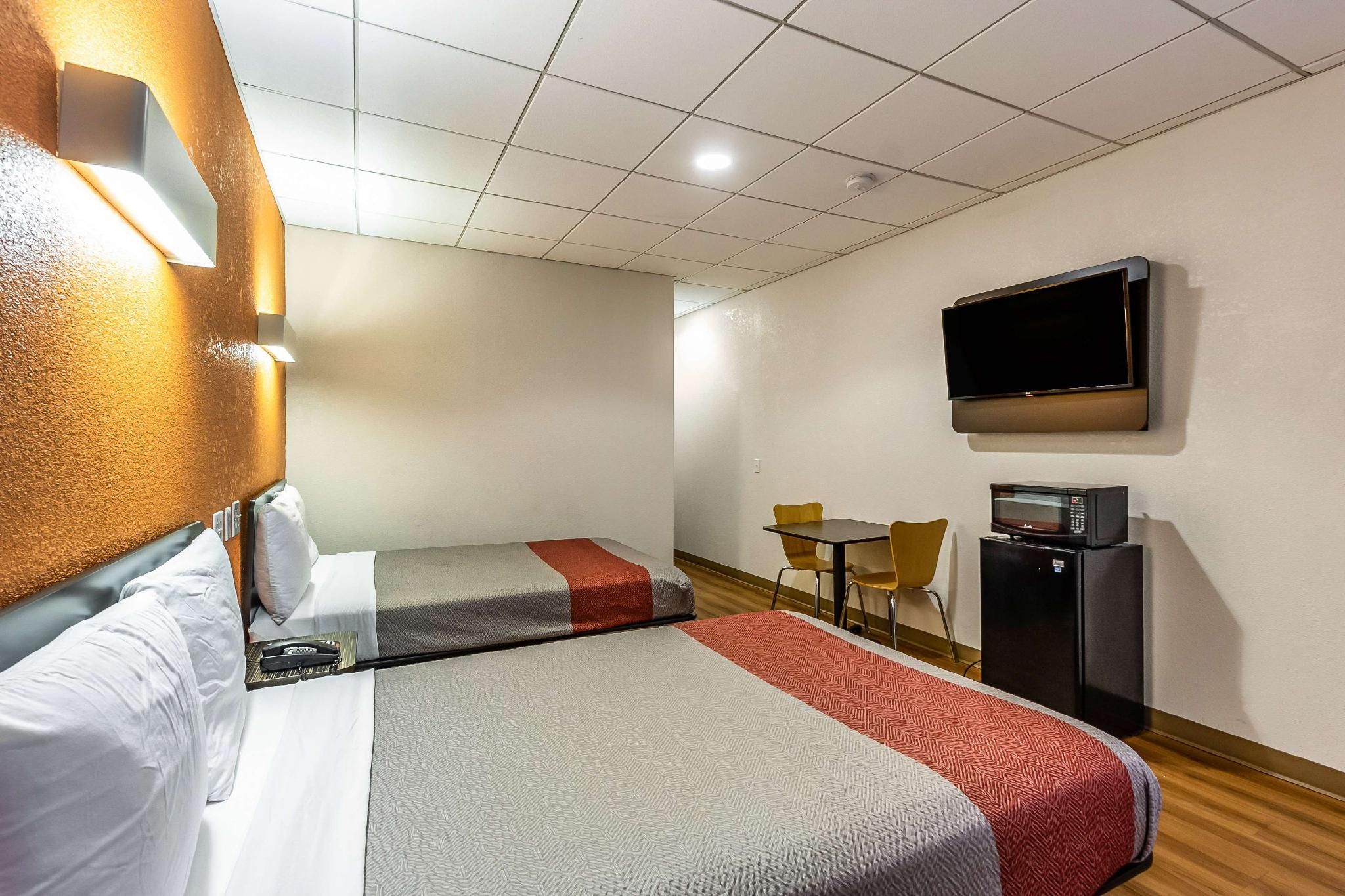 4 Full Beds | Non-Smoking, Micfridge