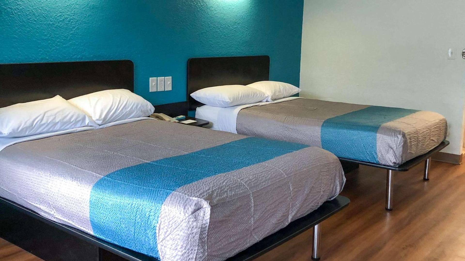 2 Full Beds | Smoking