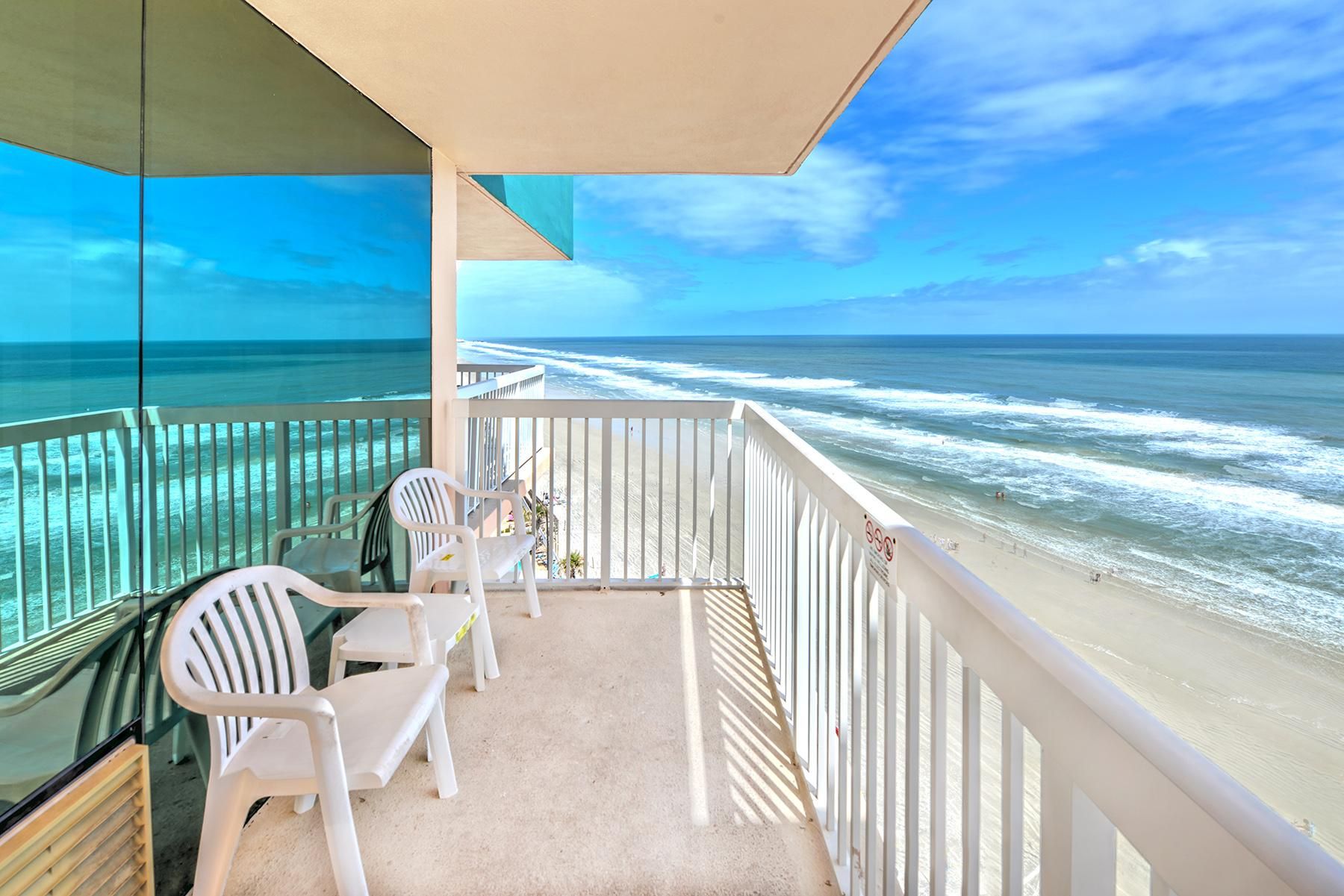 Bahama House - Daytona Beach Shores Oceanfront Room with 2 Queen Beds 2