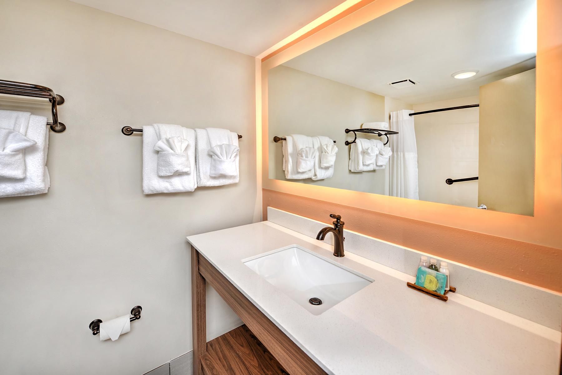 Bahama House - Daytona Beach Shores Oceanfront Room with 2 Queen Beds 3