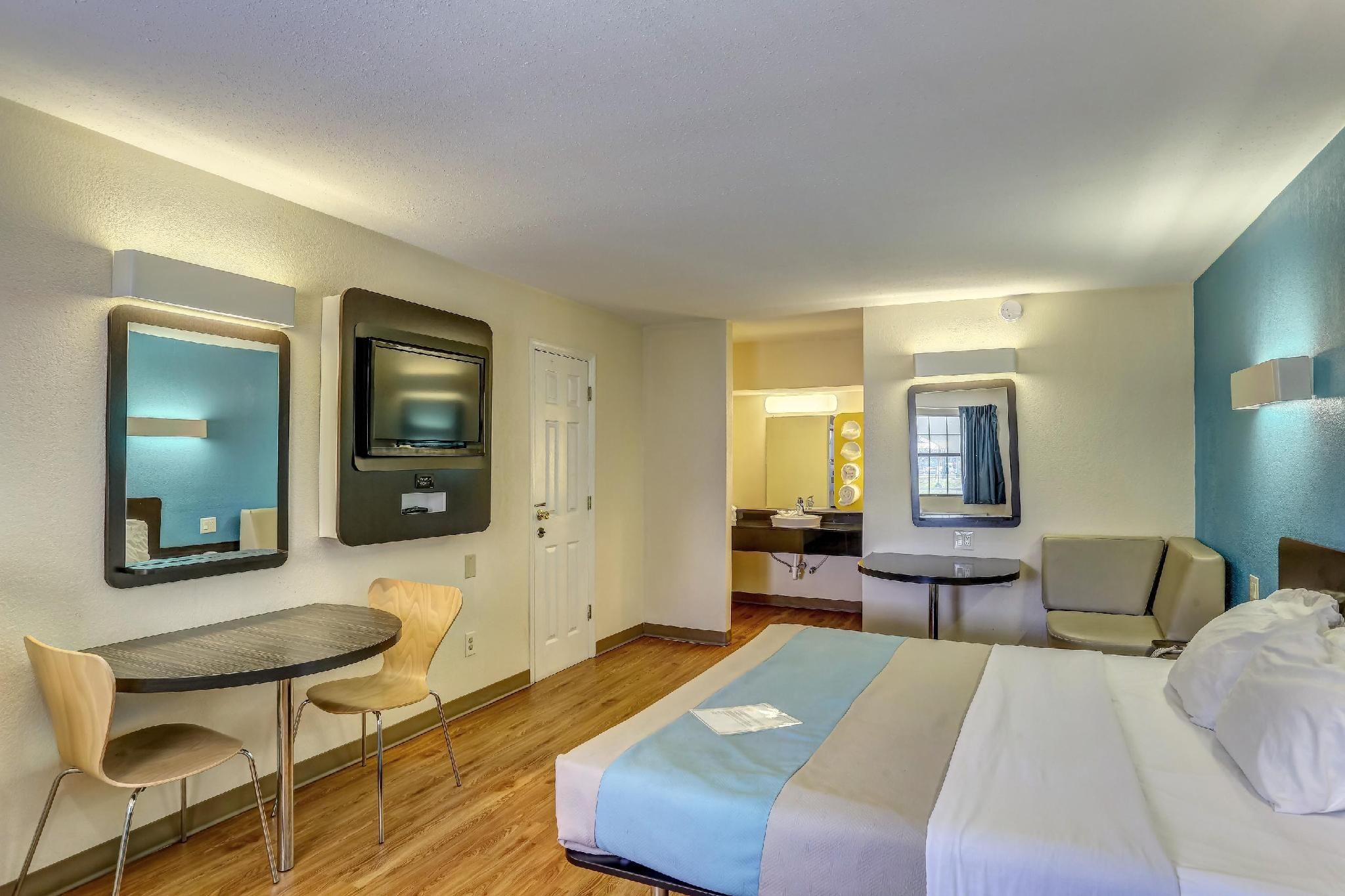 Motel 6 Dickson, TN 1 QUEEN BED | SMOKING, HOT TUB 2