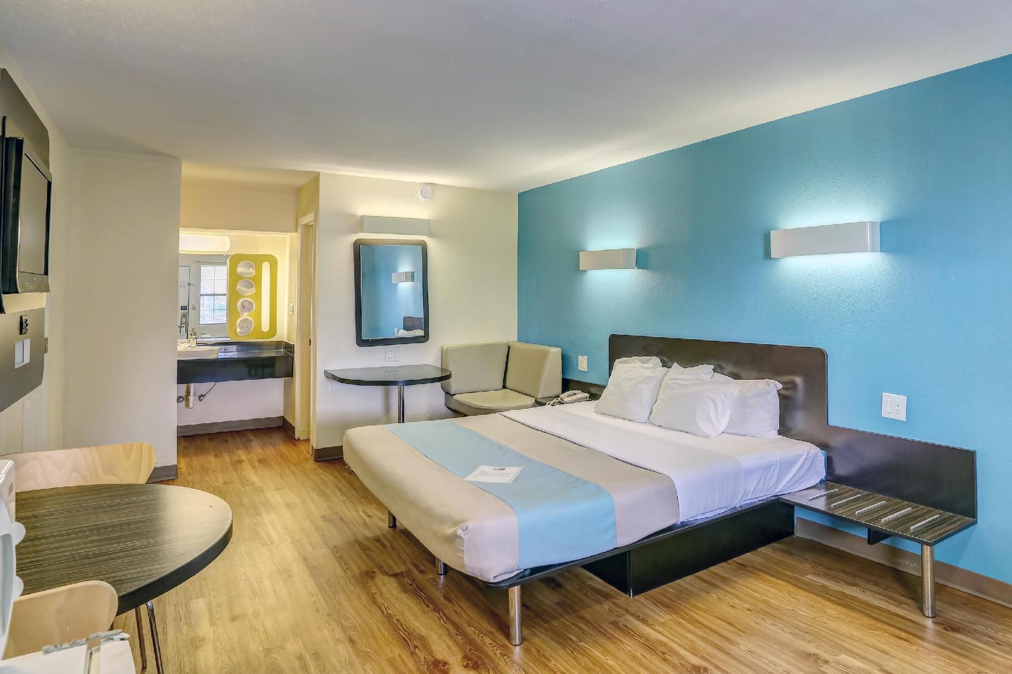 1 King Bed | Non-Smoking