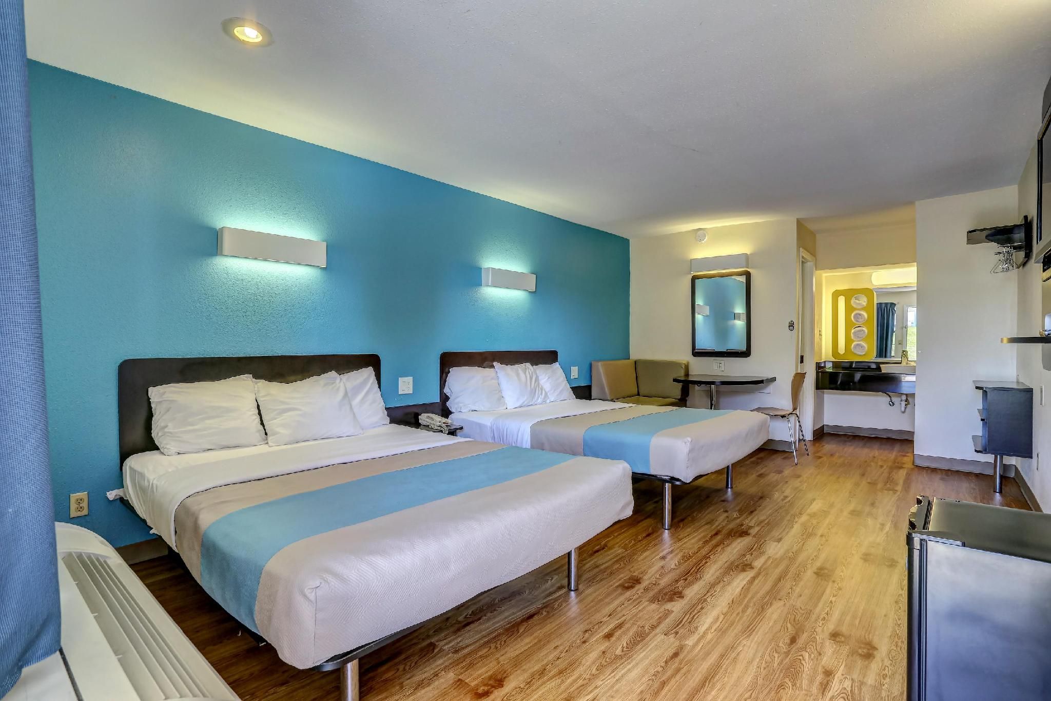 Motel 6 Dickson, TN 2 QUEEN BEDS | MOBILITY ACCESSIBLE TUB, SMK