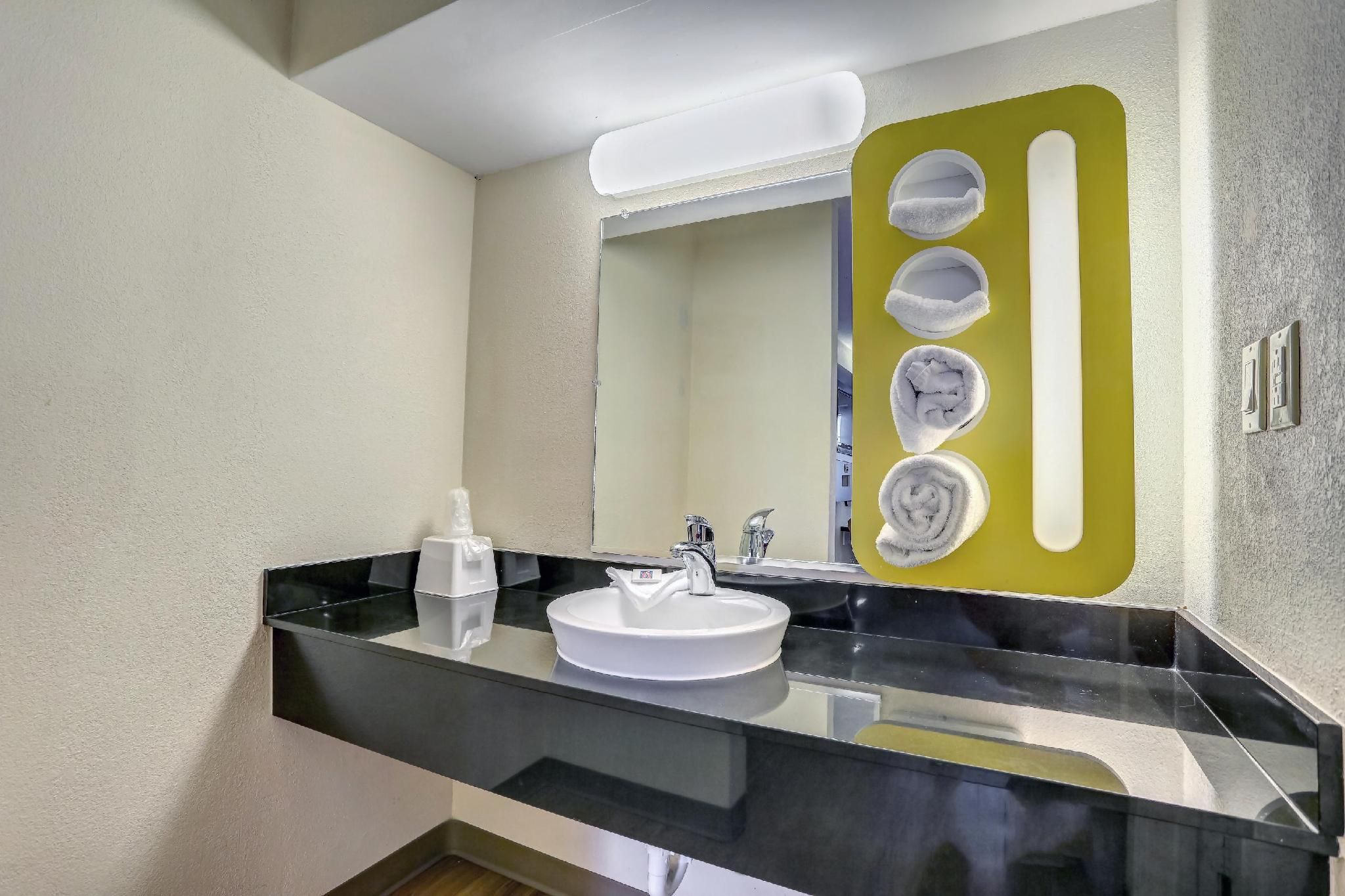 Motel 6 Dickson, TN 2 QUEEN BEDS | MOBILITY ACCESSIBLE TUB, SMK 3