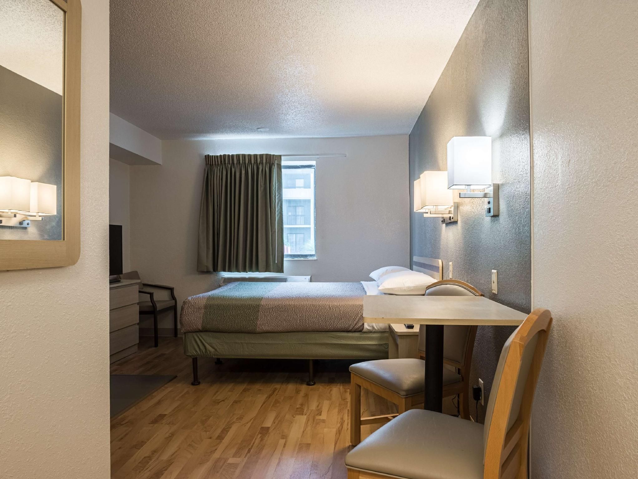 Studio 6  Miamisburg, OH - Dayton 1 QUEEN BED | NON-SMOKING 3