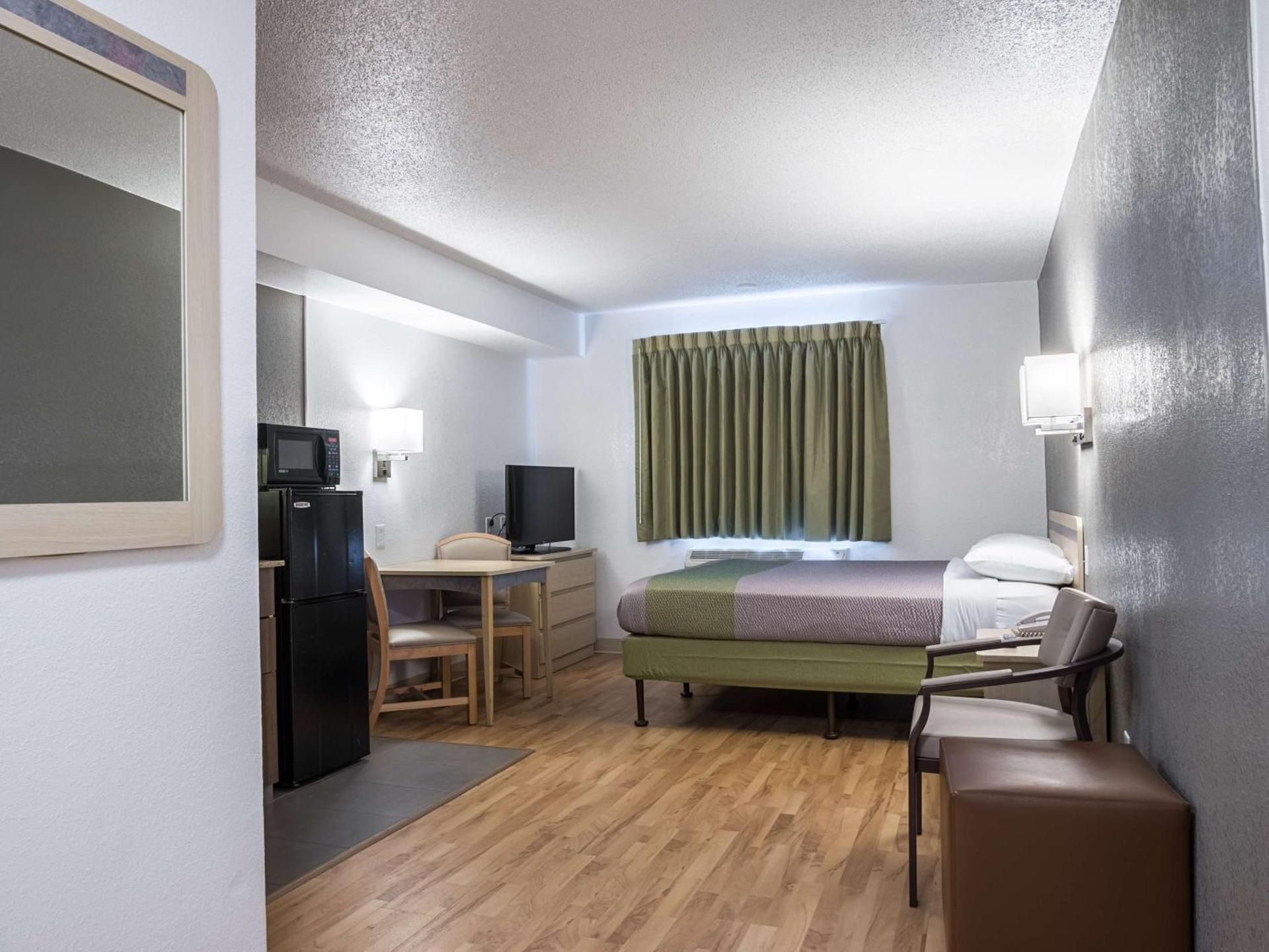 Studio 6  Miamisburg, OH - Dayton Queen Room - Disability Access - Non-Smoking