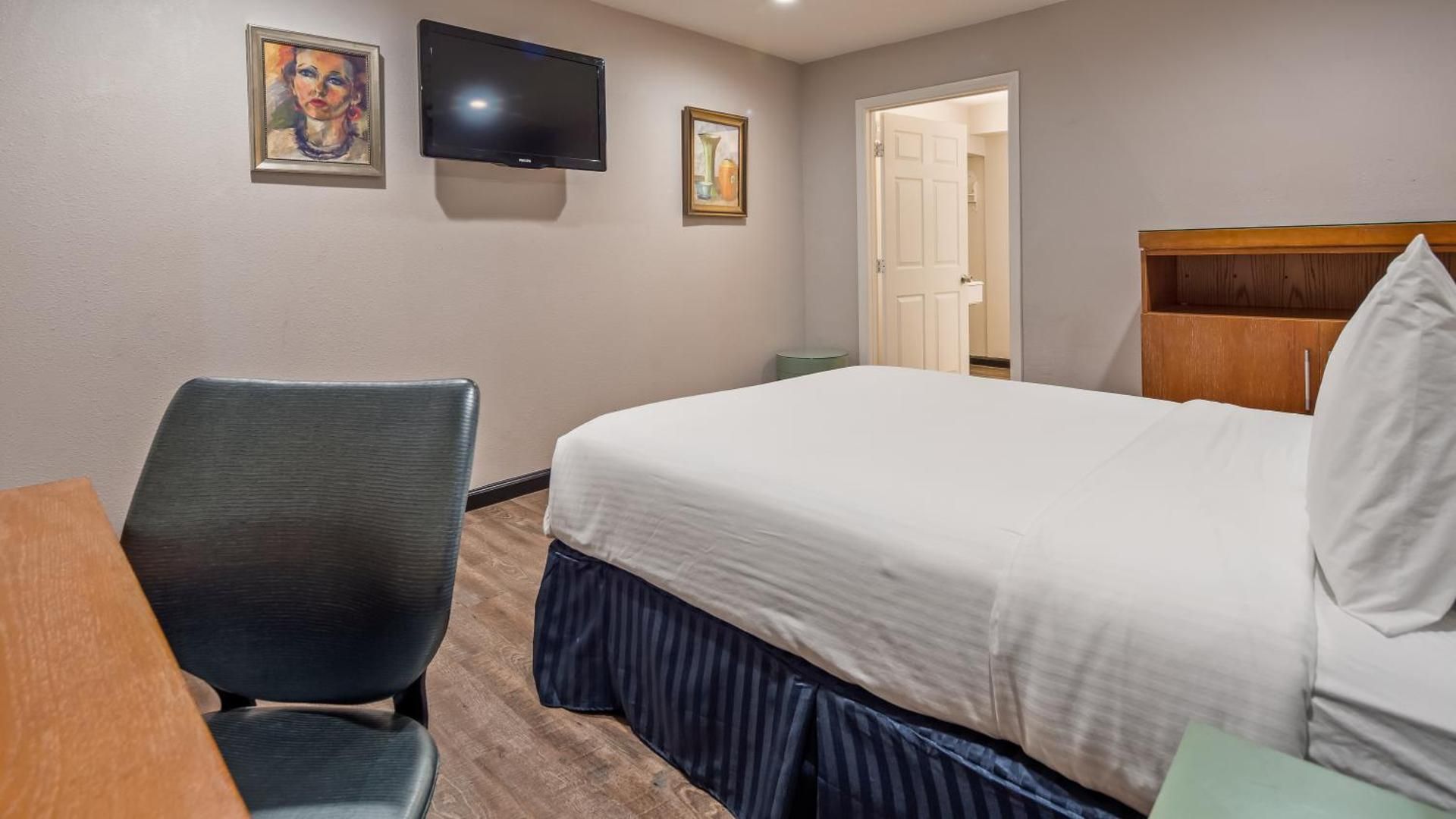 Motel 6 Ridgecrest, CA -China Lake Queen Room - Disability Access - Roll in Shower 2