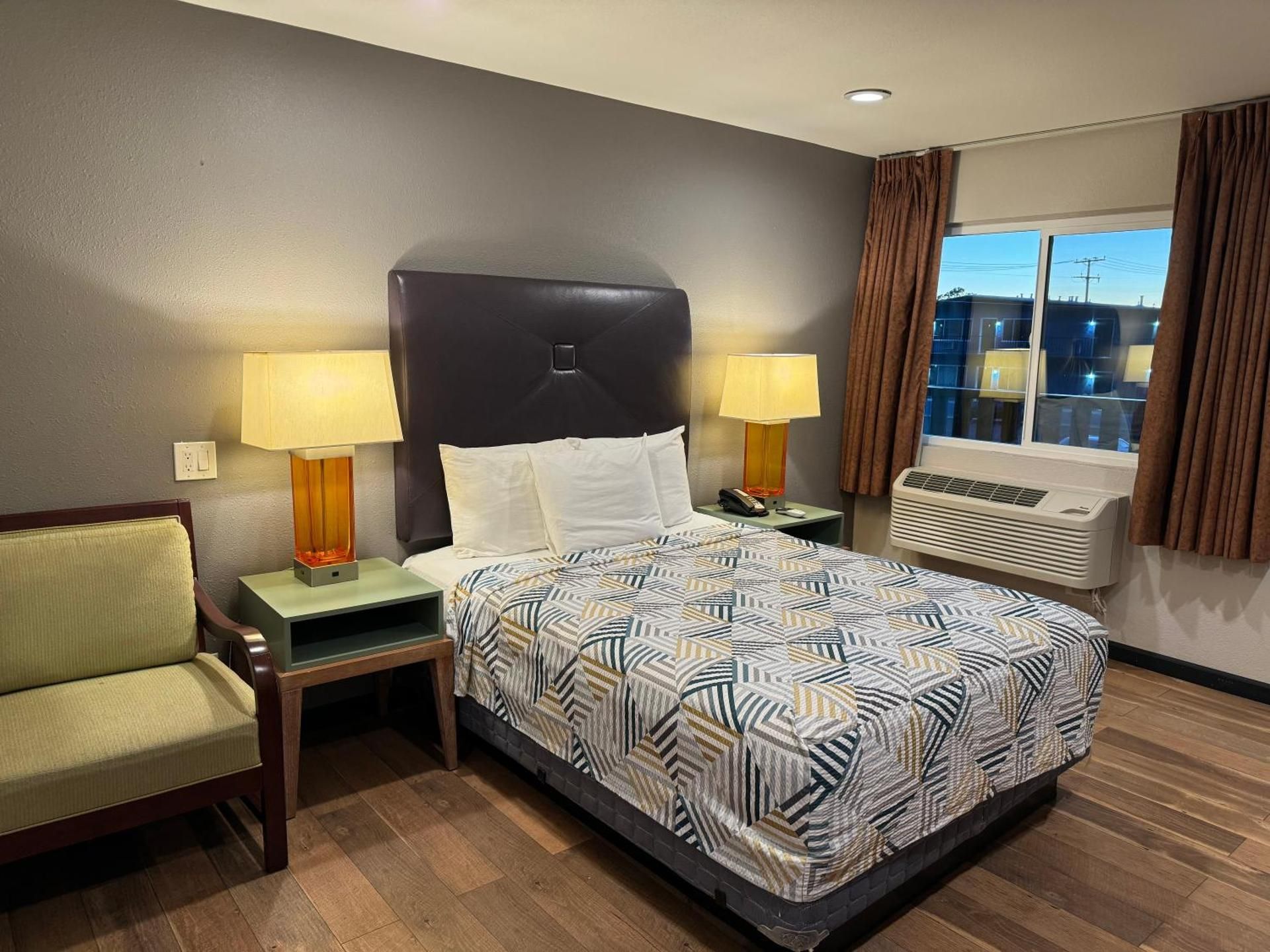 Standard King Room - Non-Smoking