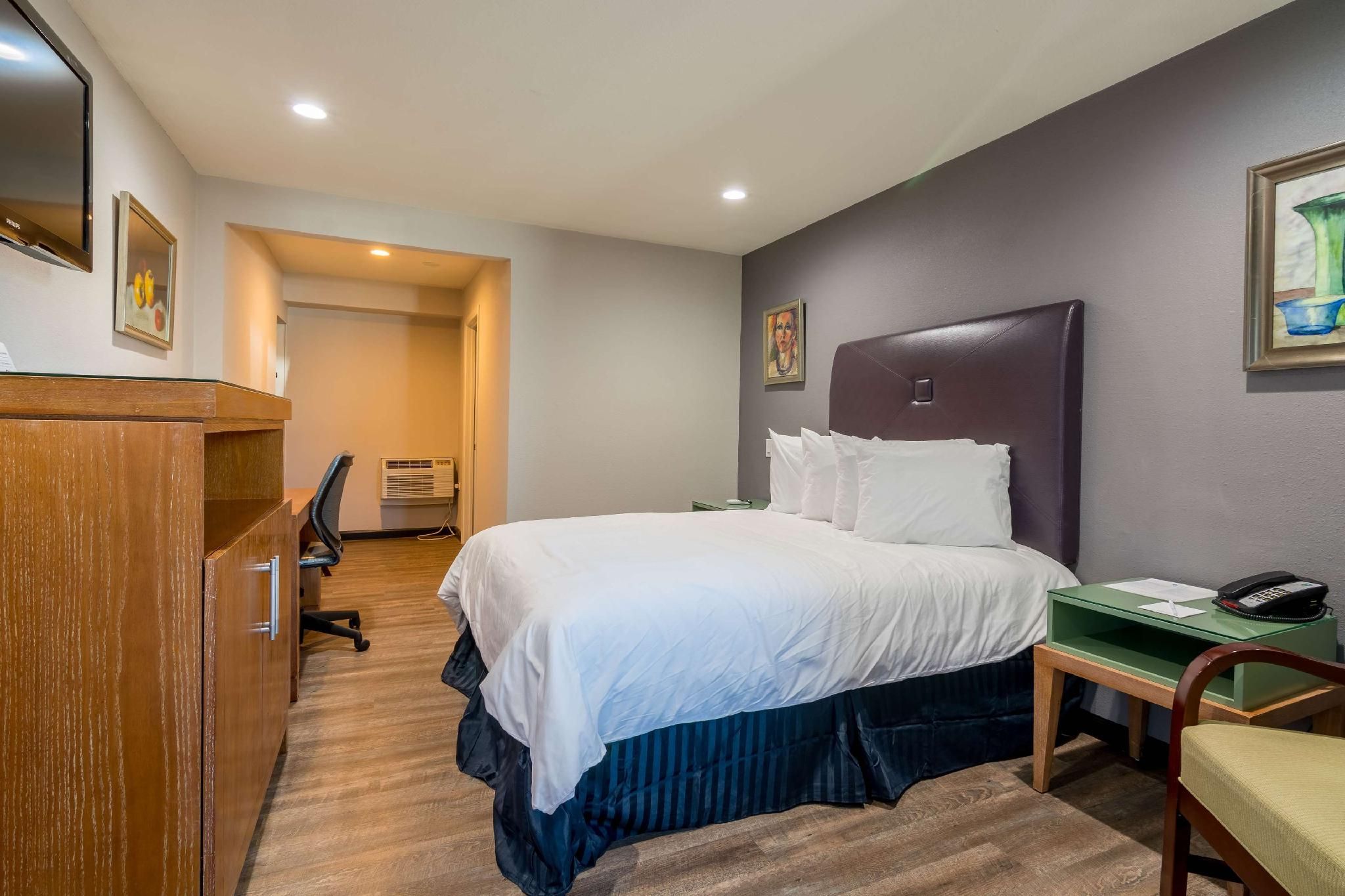 1 King Bed | Non-Smoking, Micfridge