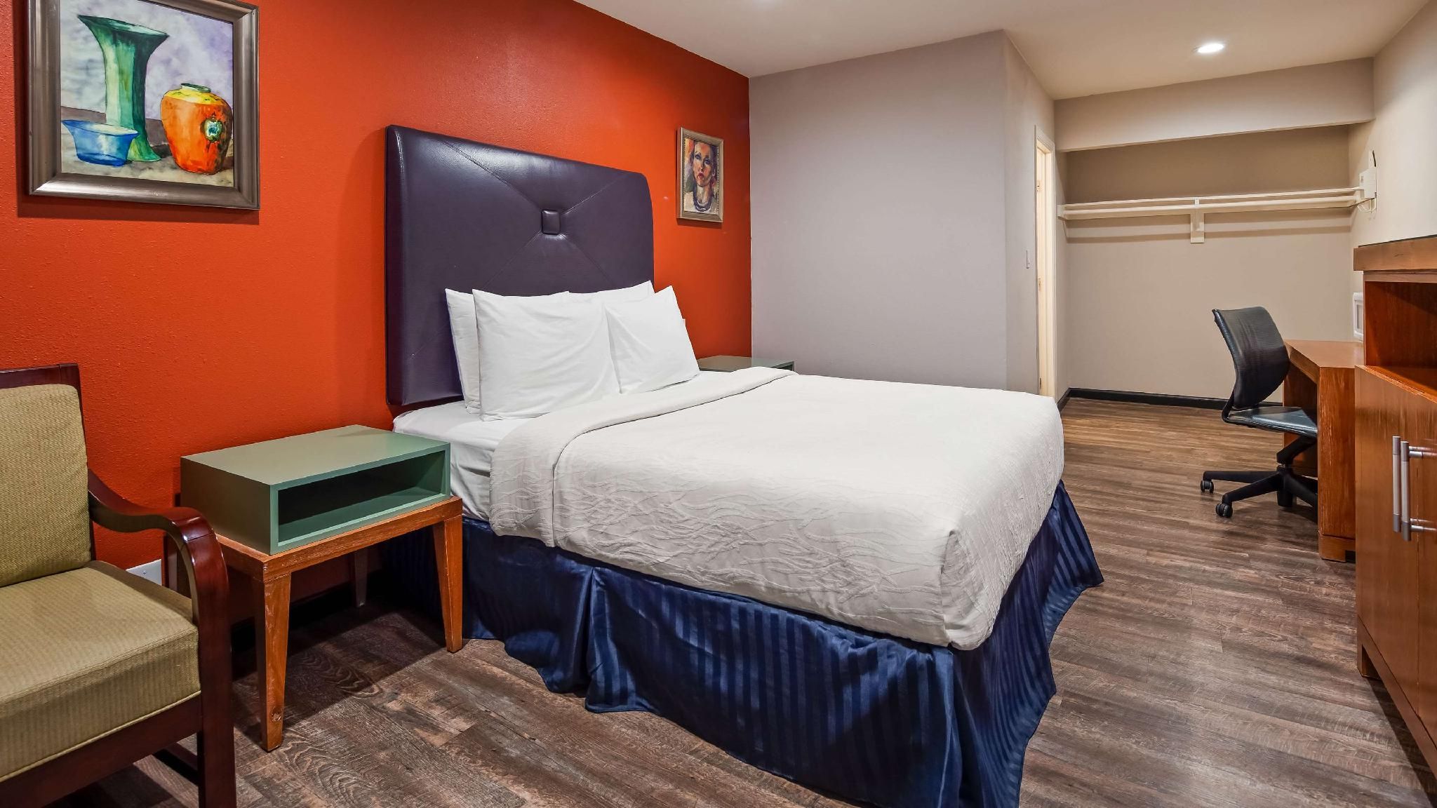 1 Queen Bed | Mob Acc RI Shwr Nsmk Micfridg