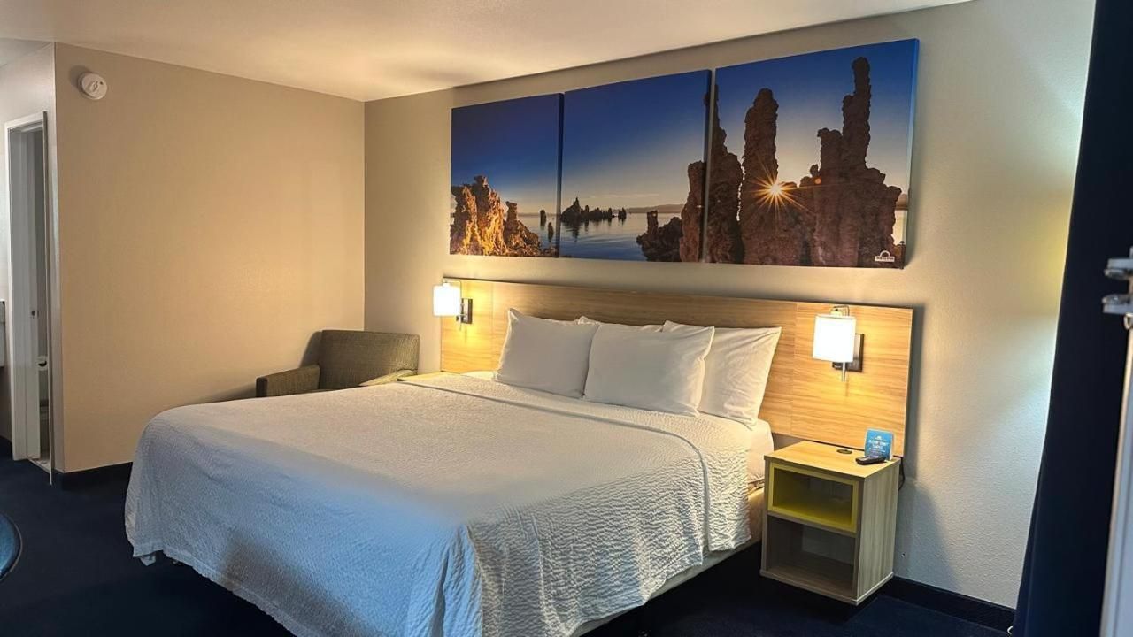 King Room with Roll-in Shower - Mobility Access/Non-Smoking