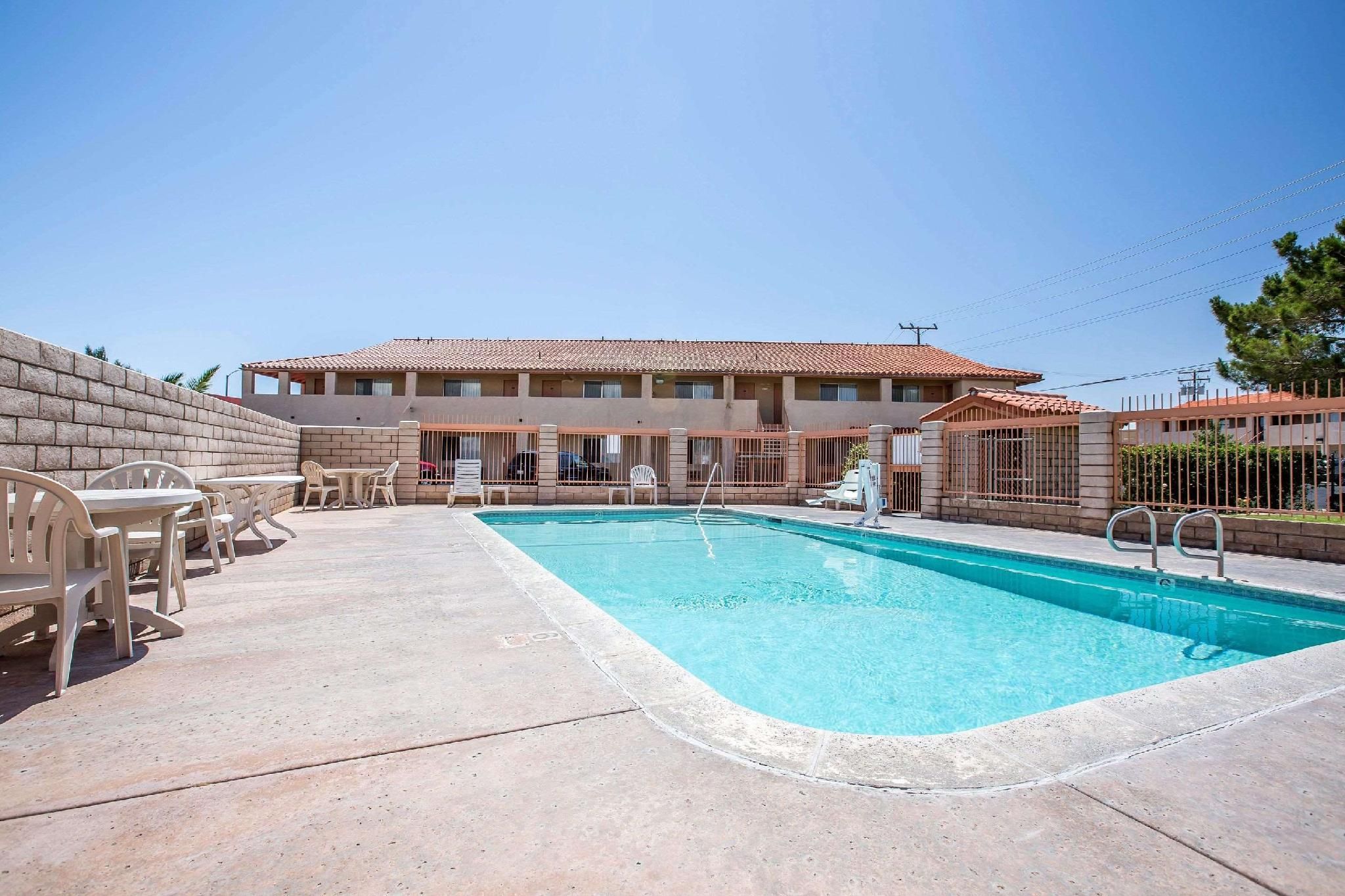 swimming pool [outdoor]