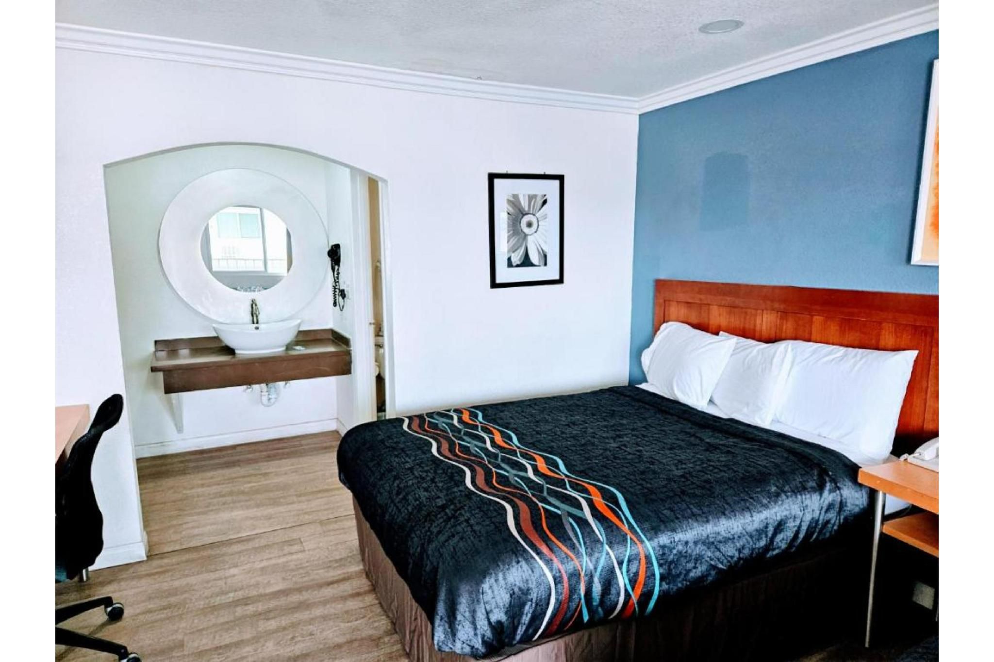 King Bed With Kitchenette Non-Smoking