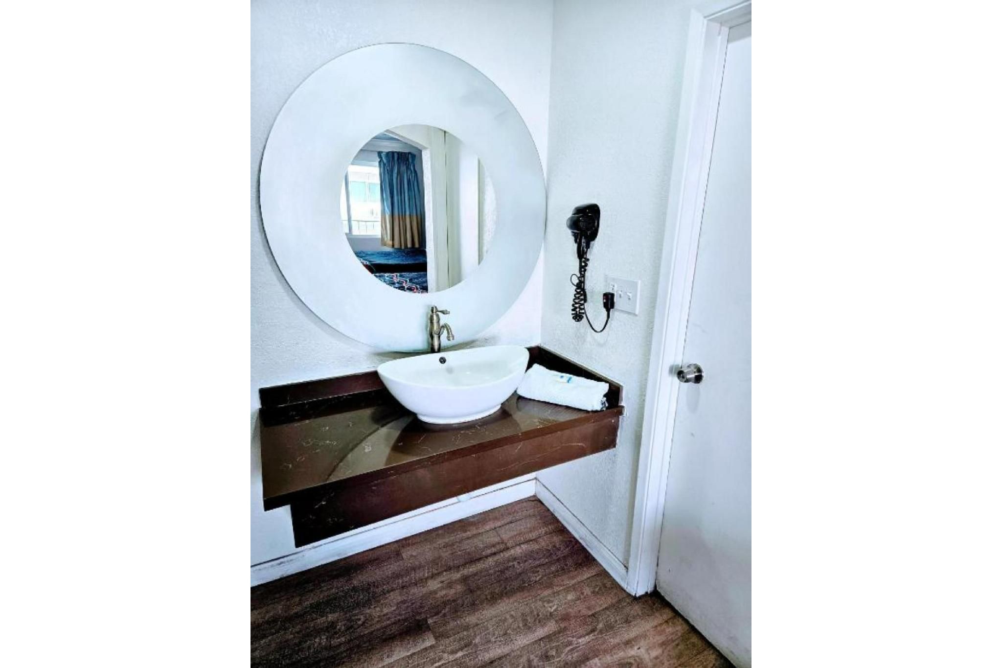 King Bed With Kitchenette Non-Smoking