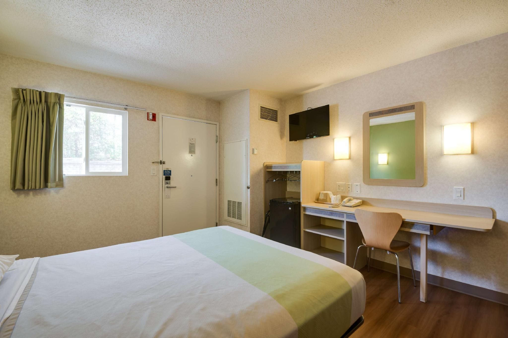 1 QUEEN BED | NON-SMOKING