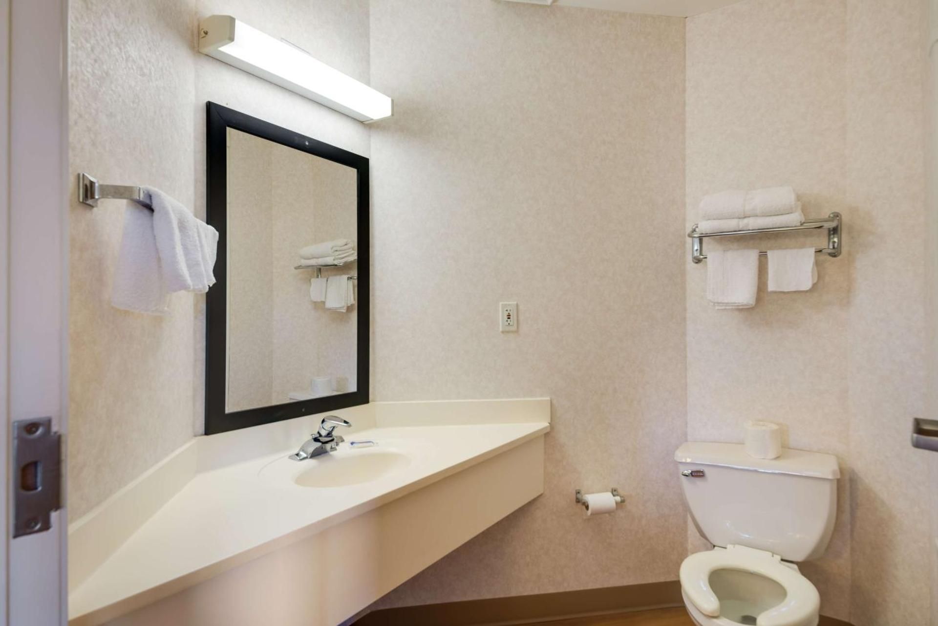 Motel 6 Statesville, NC Quadruple Room - Non-Smoking 3