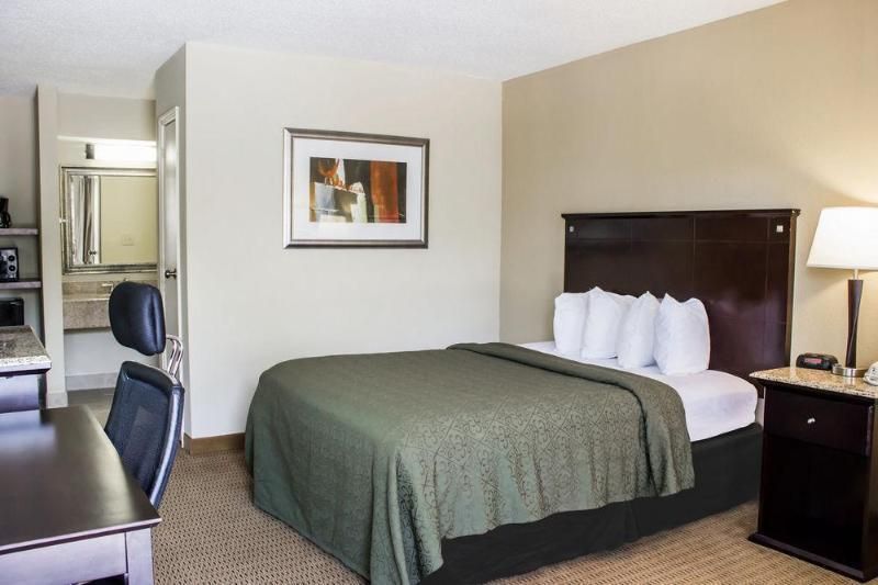 1 King Bed, Nonsmoking, Accessible