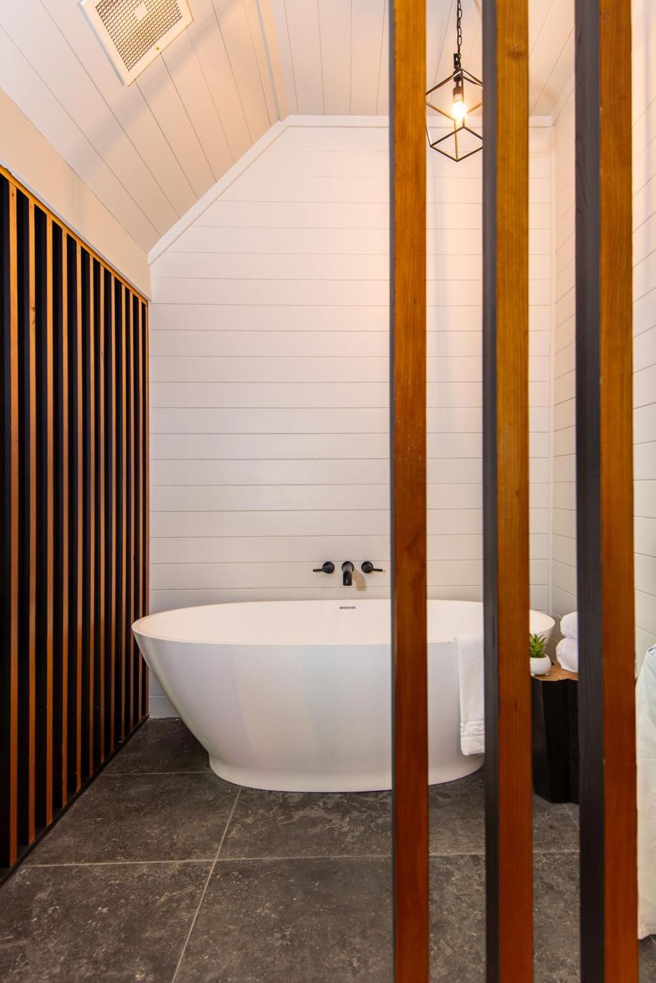 06 Majestic Glen with Fireplace and Soaking Tub