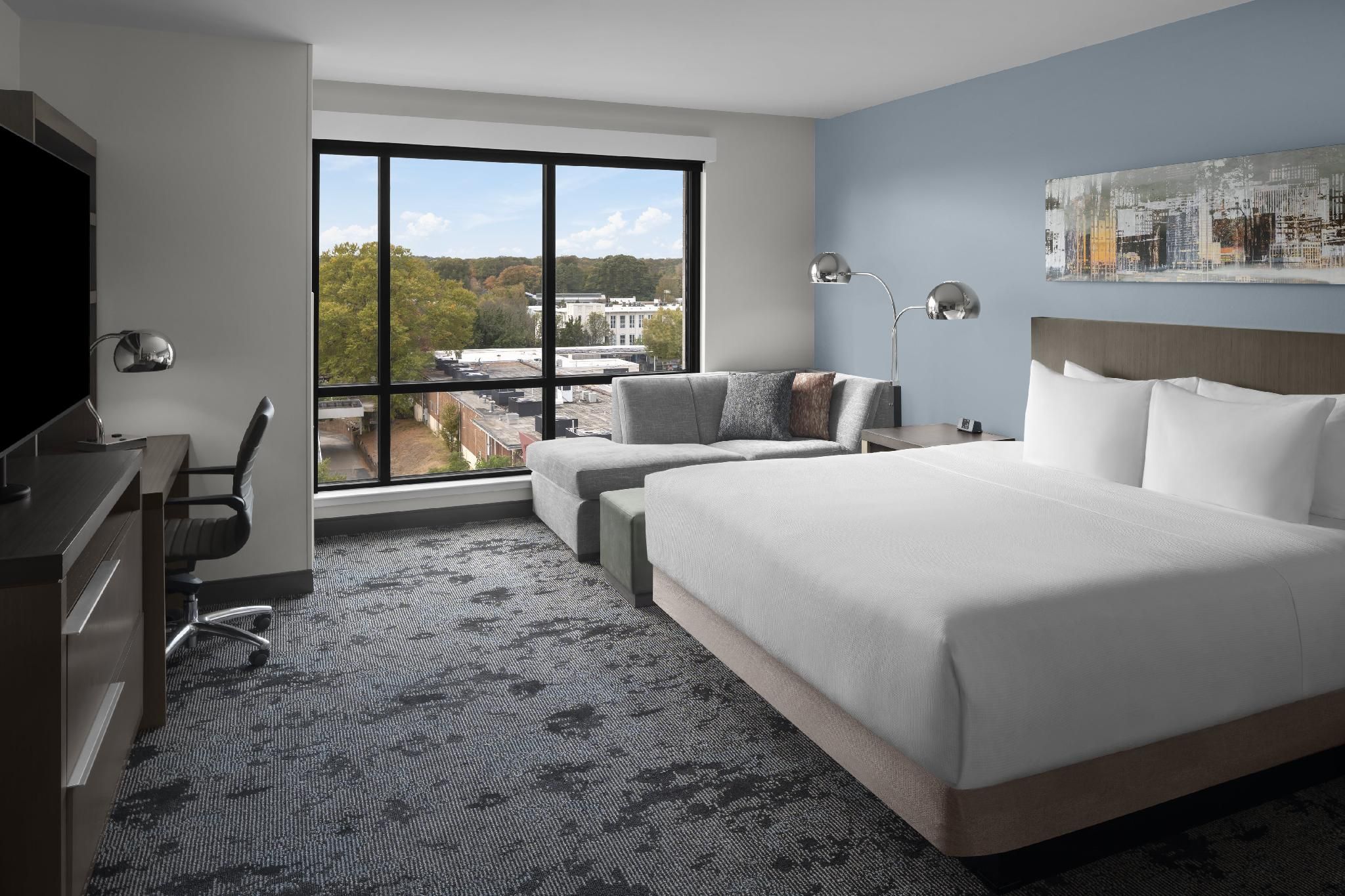 Accessible Den Guestroom/roll-in Shower King Bed City View