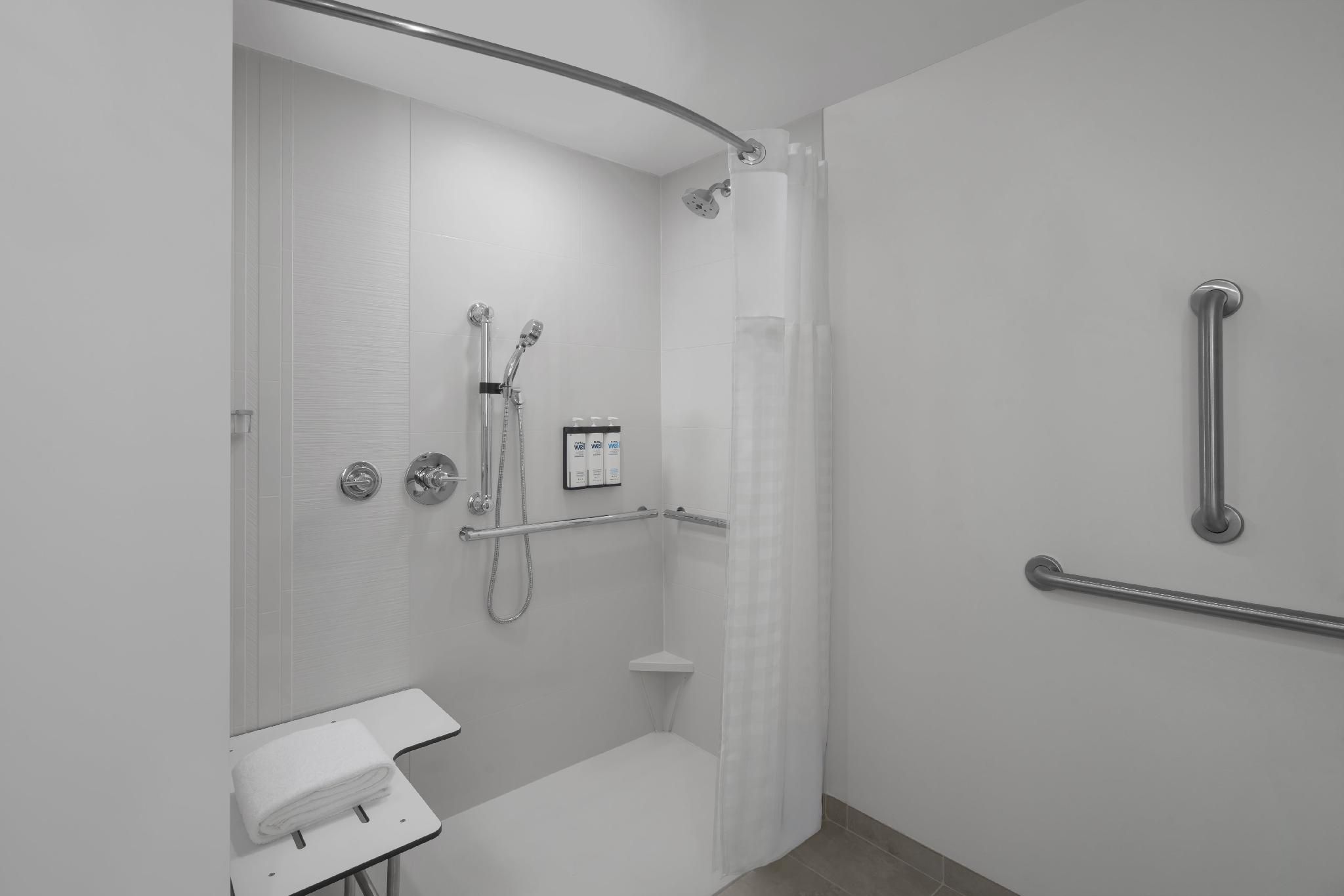 Accessible Studio Kitchen Suite/roll-in Shower One Queen Bed (plus Sofa Bed)