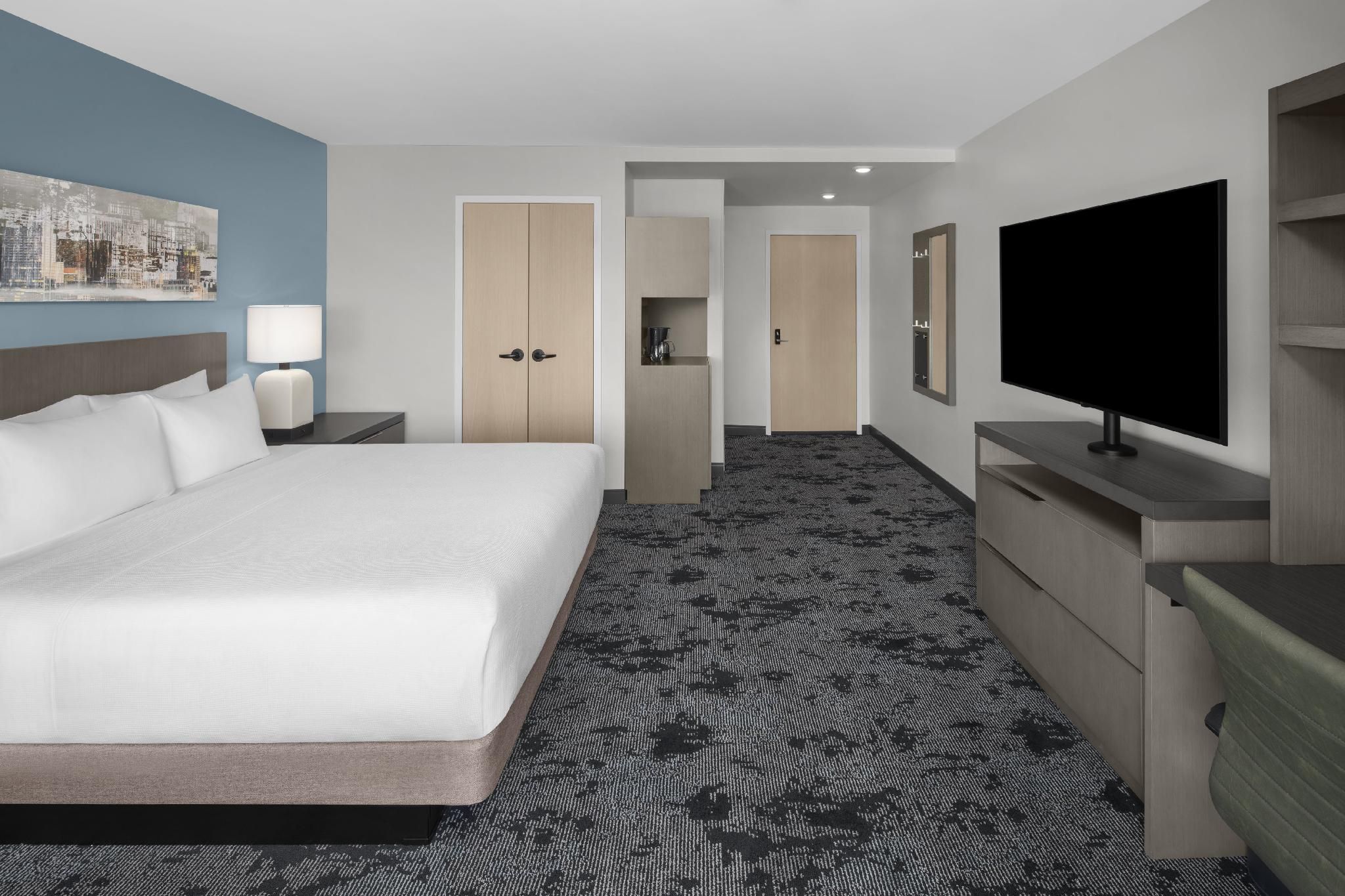 Den Guestroom King Bed