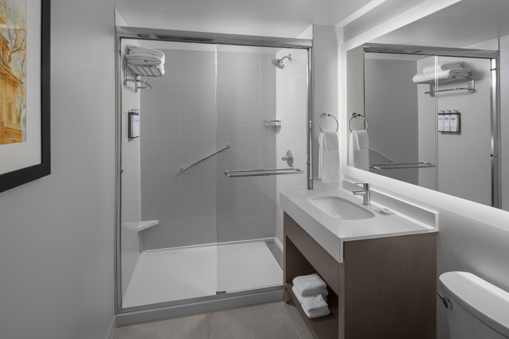 One Bedroom Kitchen Suite Two Queen Beds (plus Sofa Bed)