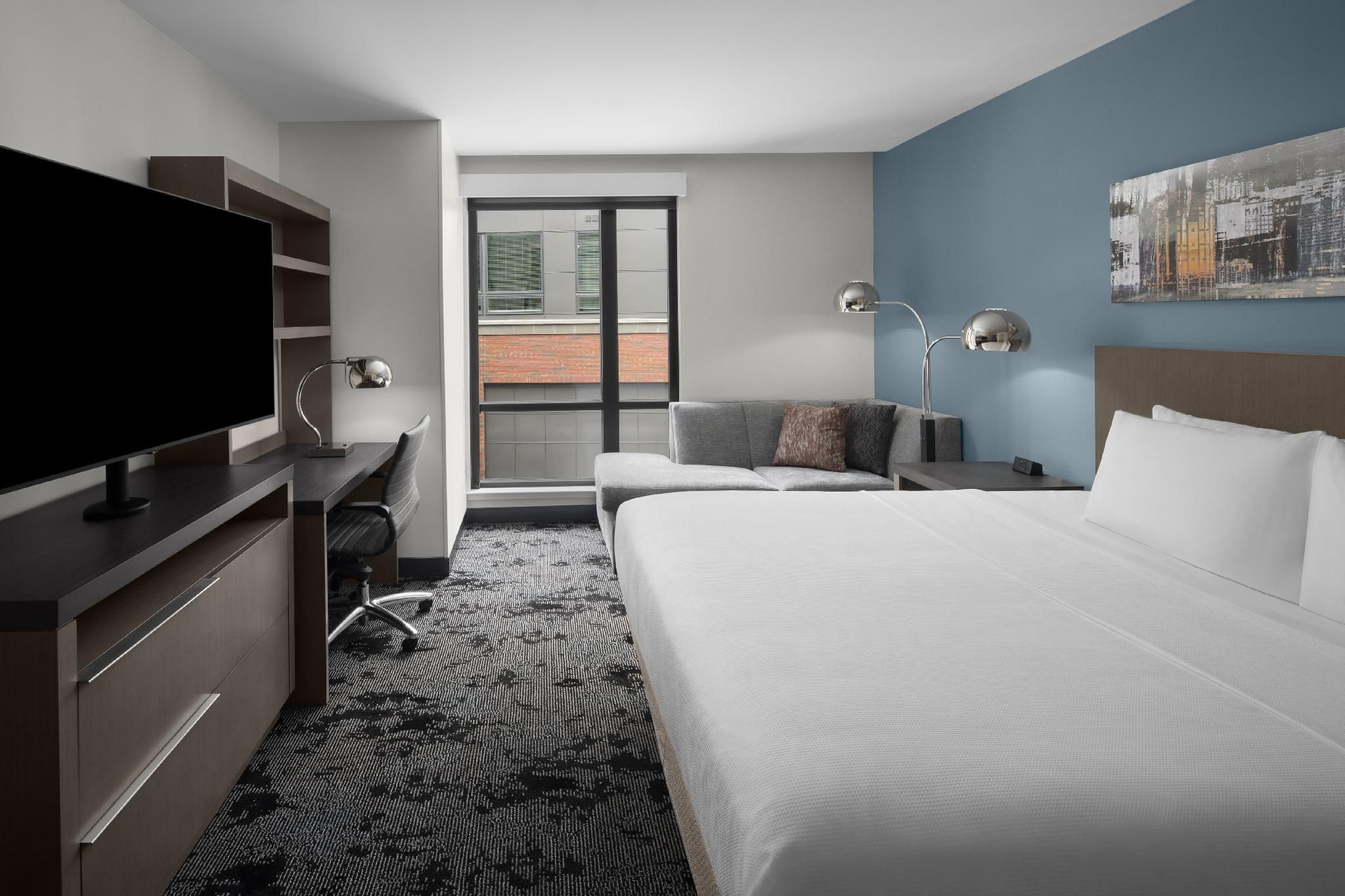 Den Guestroom King Bed