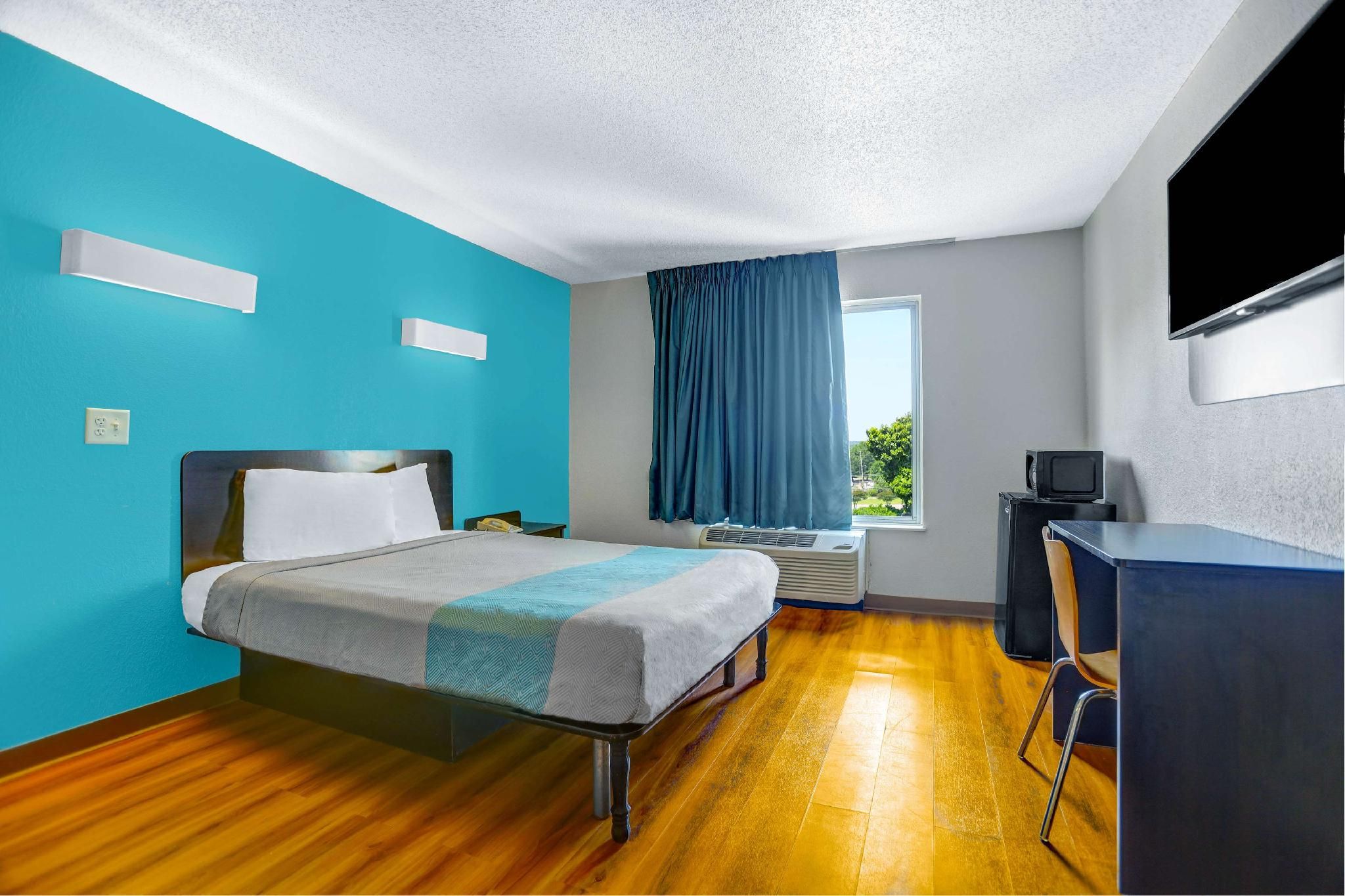 1 Queen Bed | Mobility Accessible Tub Nsmk