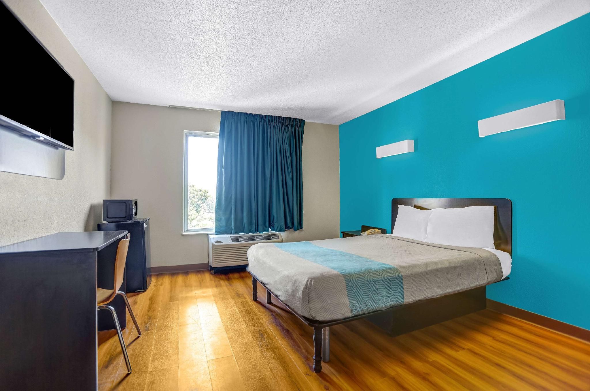 1 Queen Bed | Non-Smoking