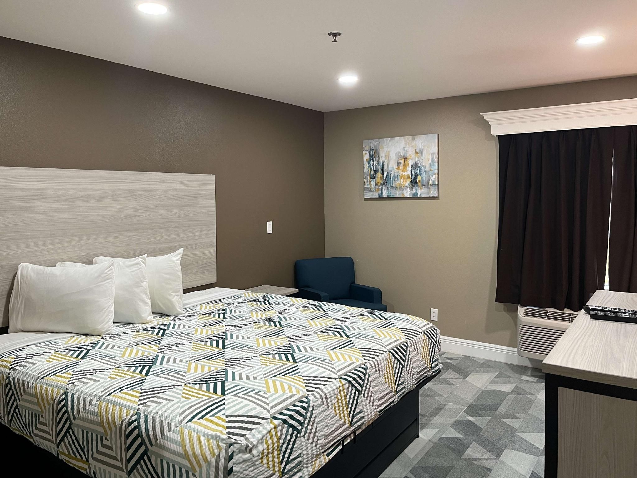 1 King Bed | Mob Acc RI Shwr Nsmk Micfridg