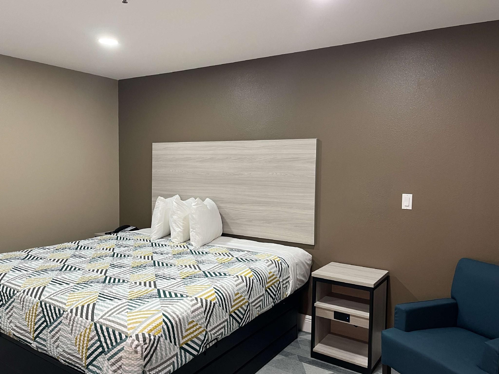 1 King Bed | Mob Acc RI Shwr Nsmk Micfridg