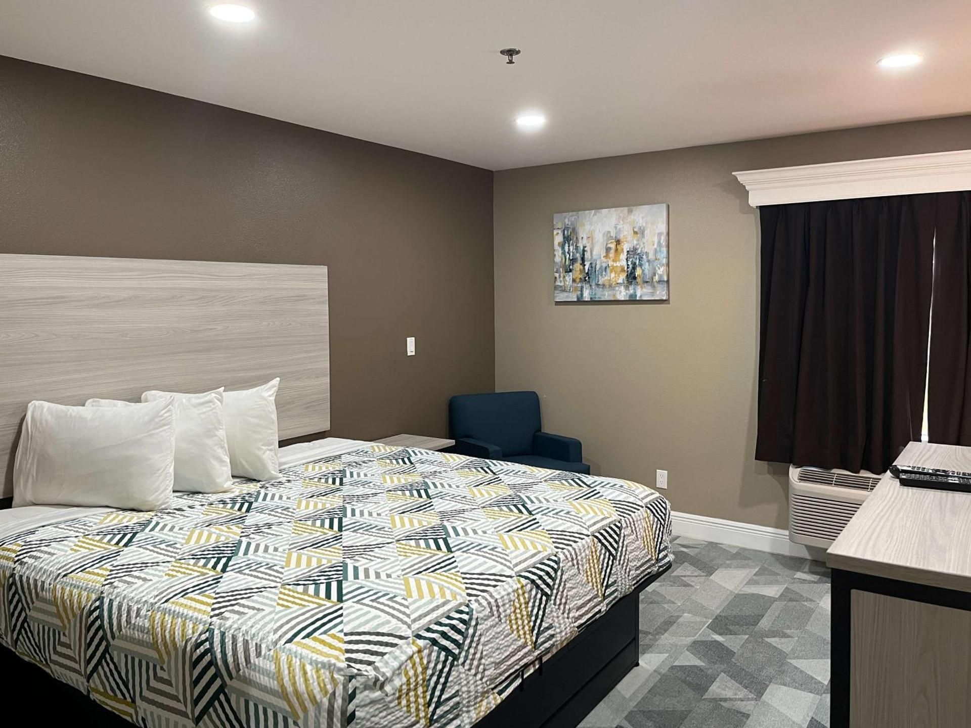 King Room with Roll-in Shower - Disability Access - Non-Smoking