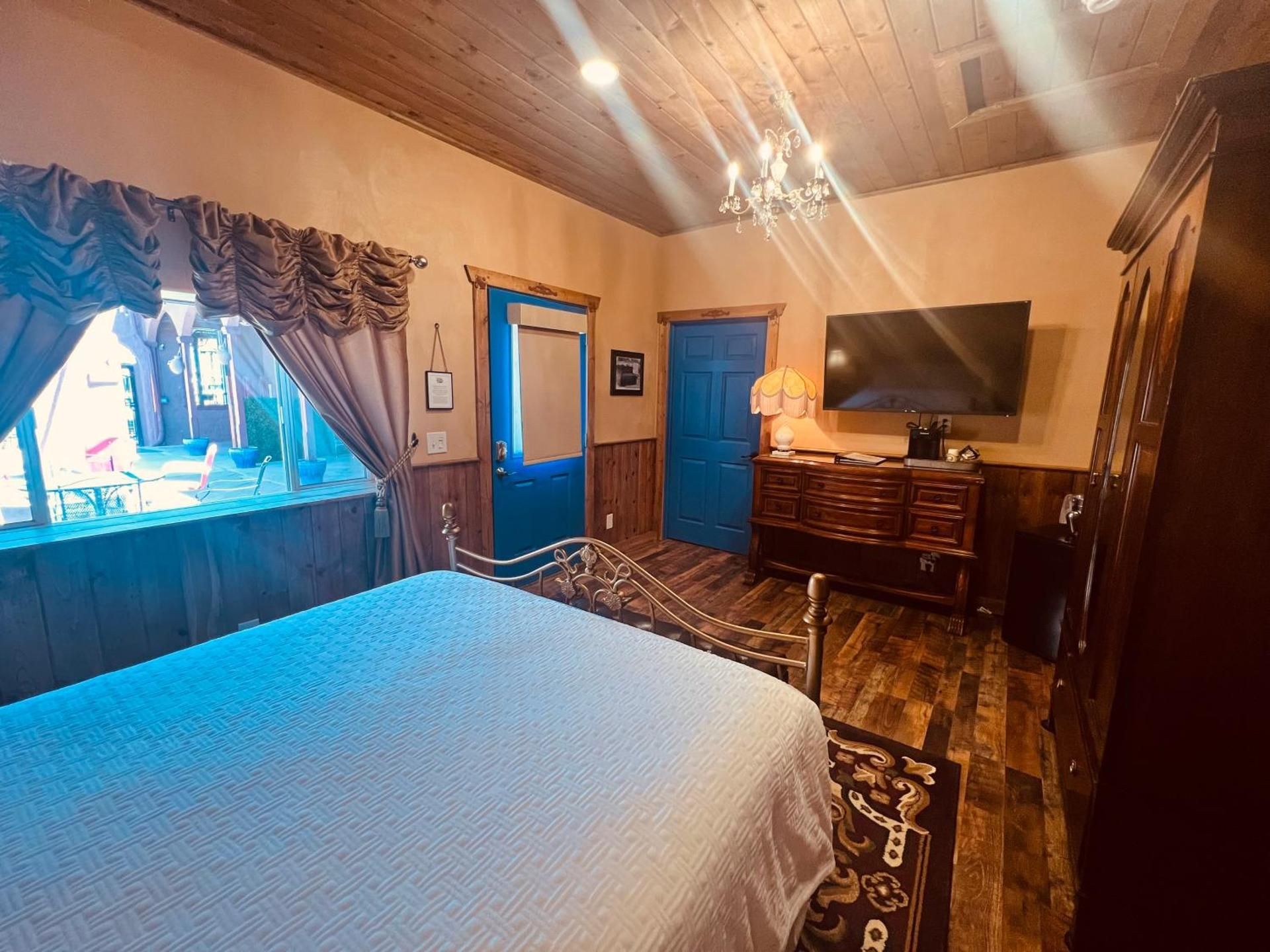 Standard Queen Room