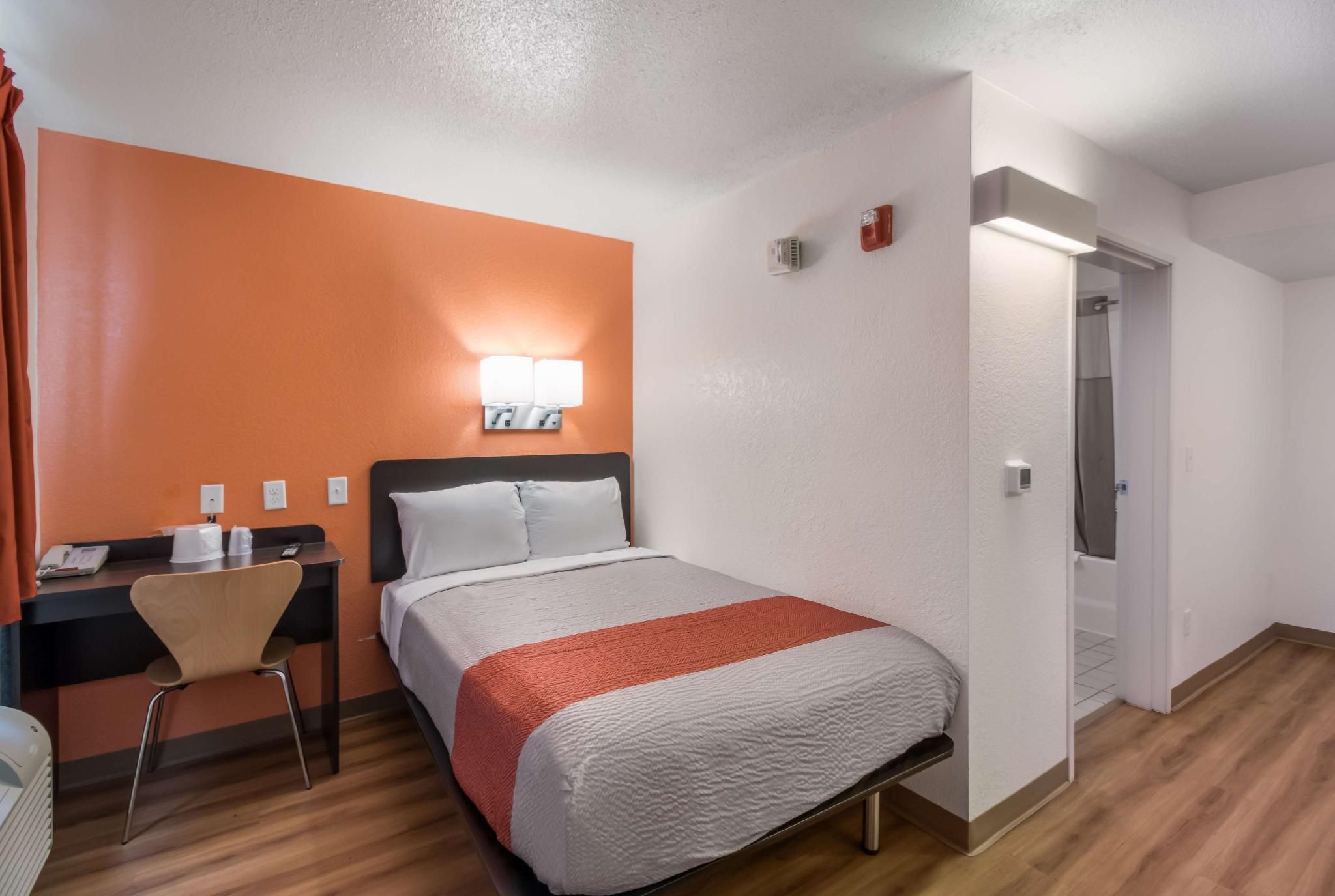 1 FULL BED | MOBILITY ACCESS RI SHWR, NSMK
