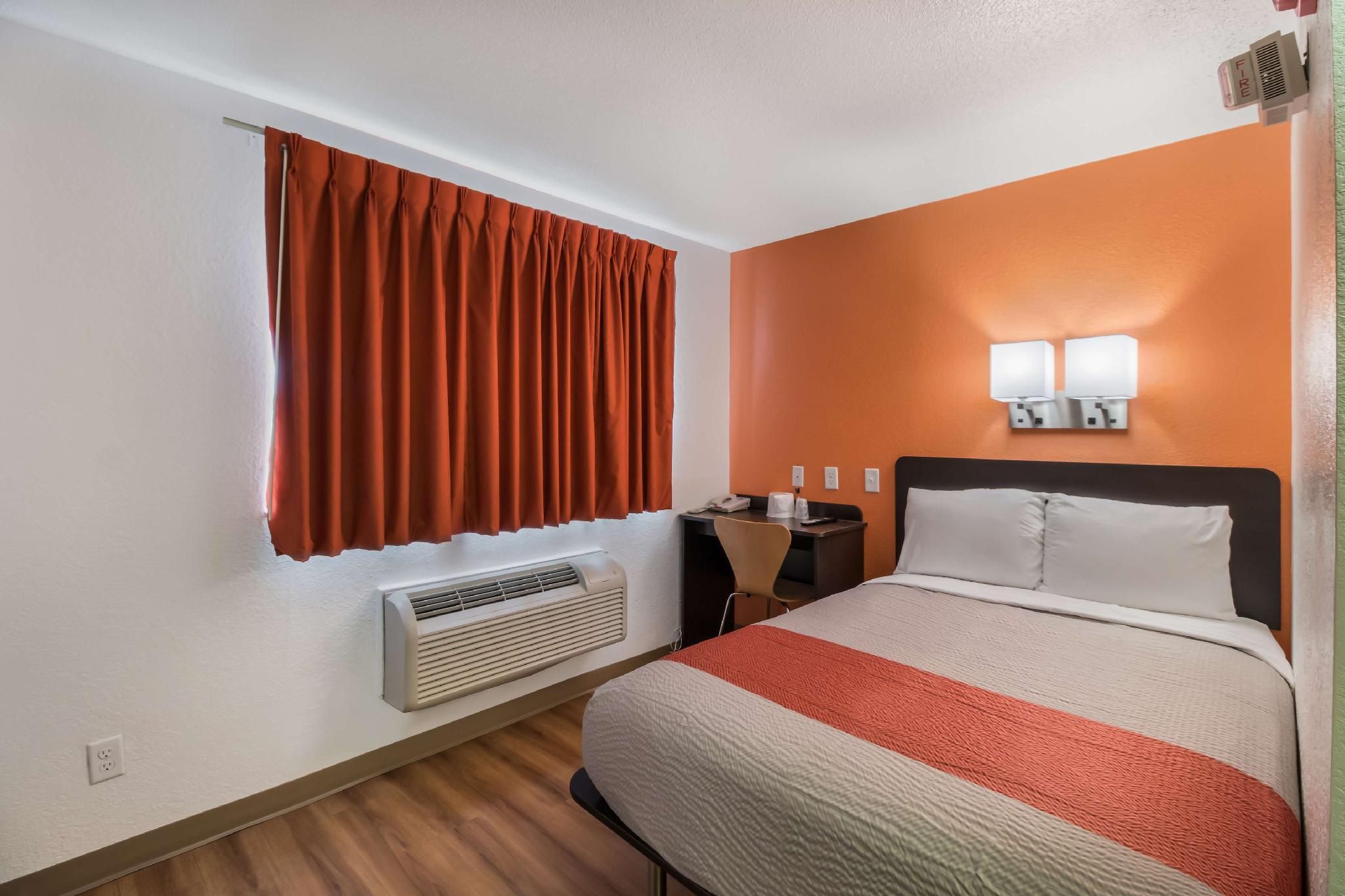 1 FULL BED | MOBILITY ACCESS RI SHWR, NSMK