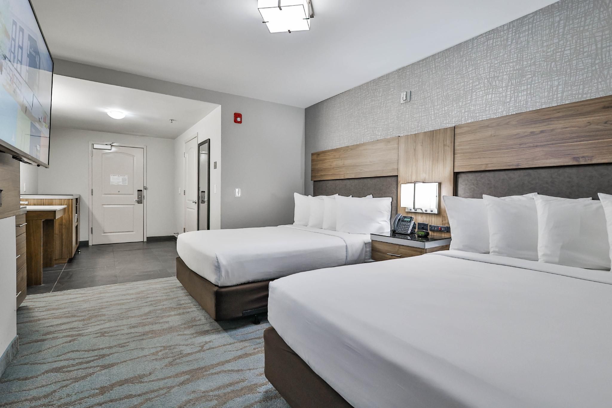 2 Queen Beds Accessible Roll-In Shower