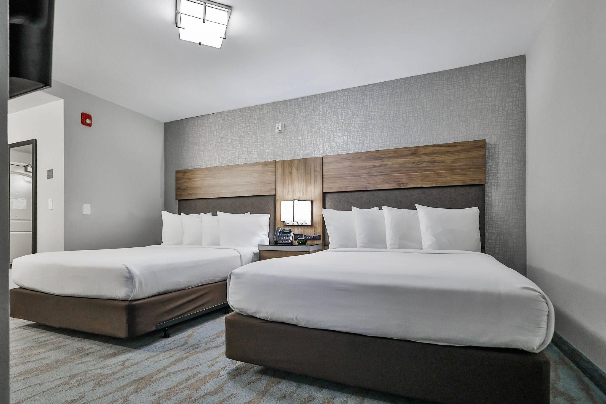 2 Queen Beds Accessible Roll-In Shower