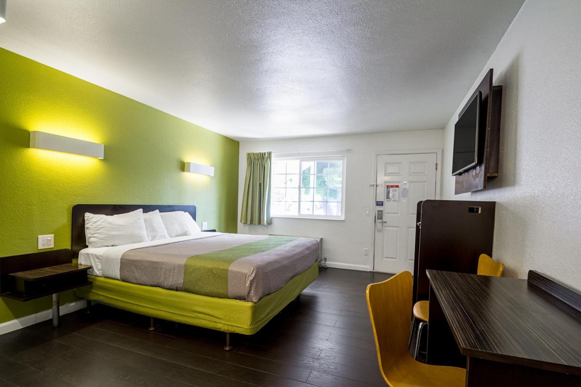 King Bed - Non-Smoking