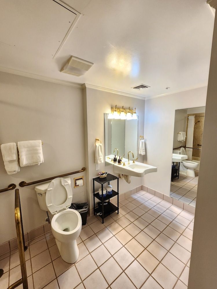 Hotel Phillips Comfort Studio, Bathtub Grab Bars, City View 19