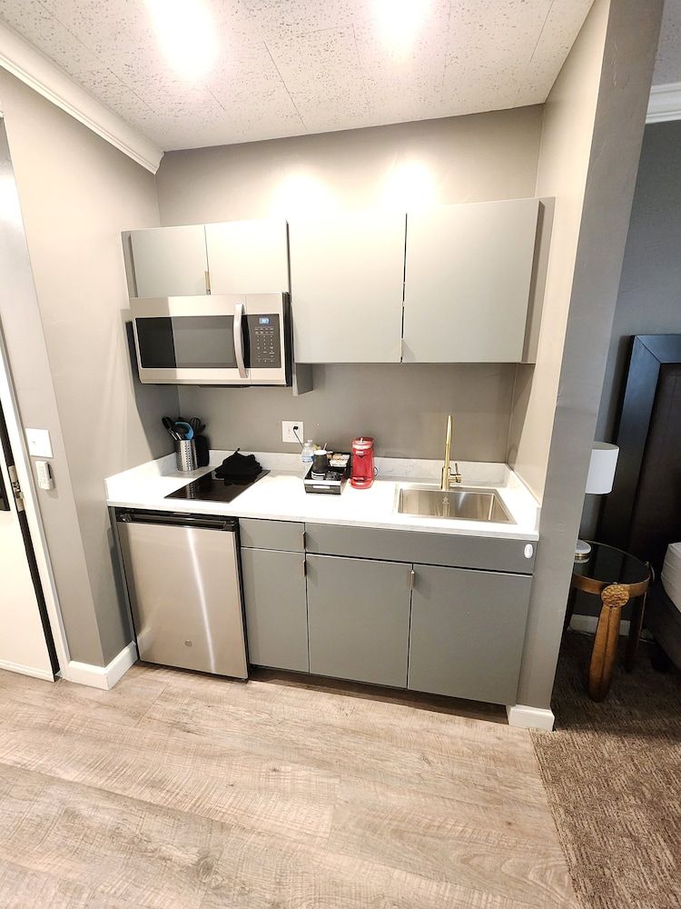 Hotel Phillips Comfort Studio, Bathtub Grab Bars, City View 25