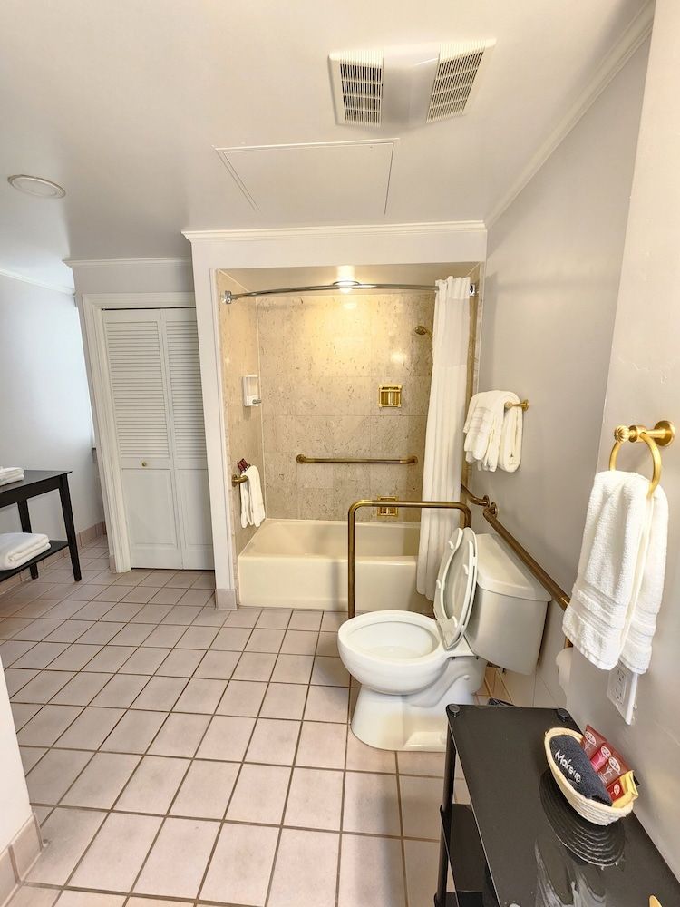 Hotel Phillips Comfort Studio, Bathtub Grab Bars, City View 21