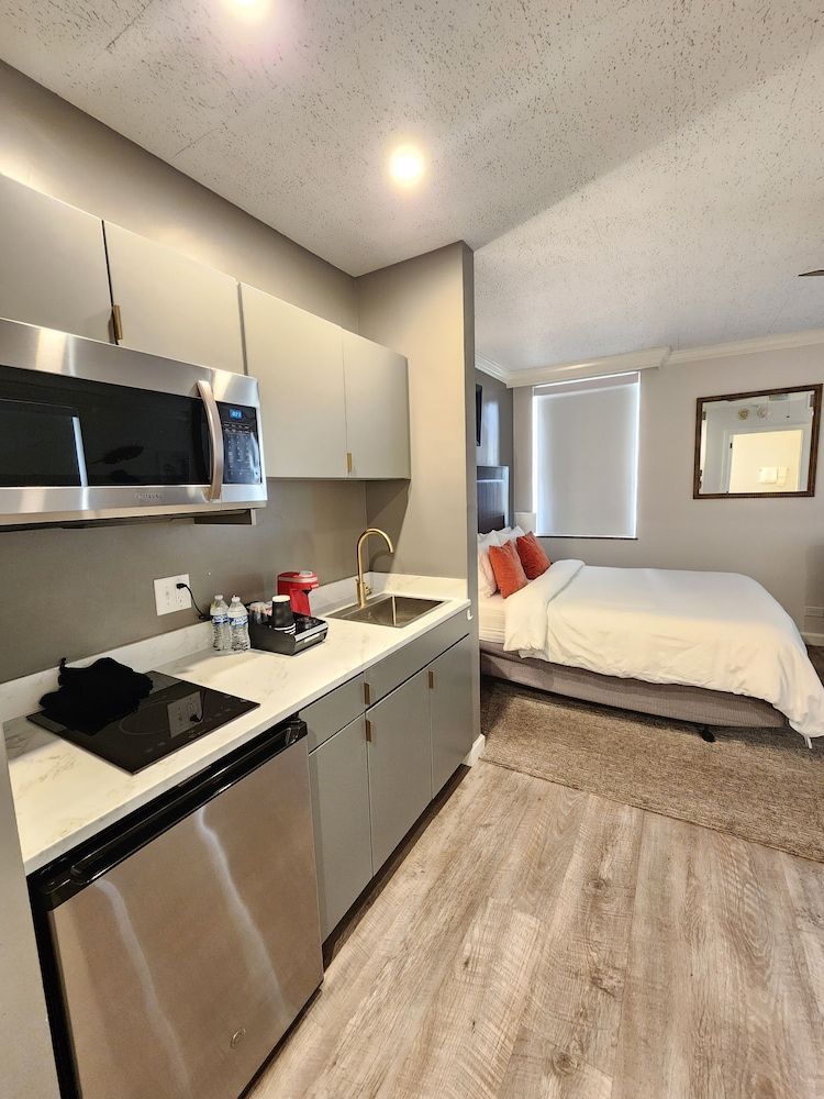 Hotel Phillips Comfort Studio, Bathtub Grab Bars, City View