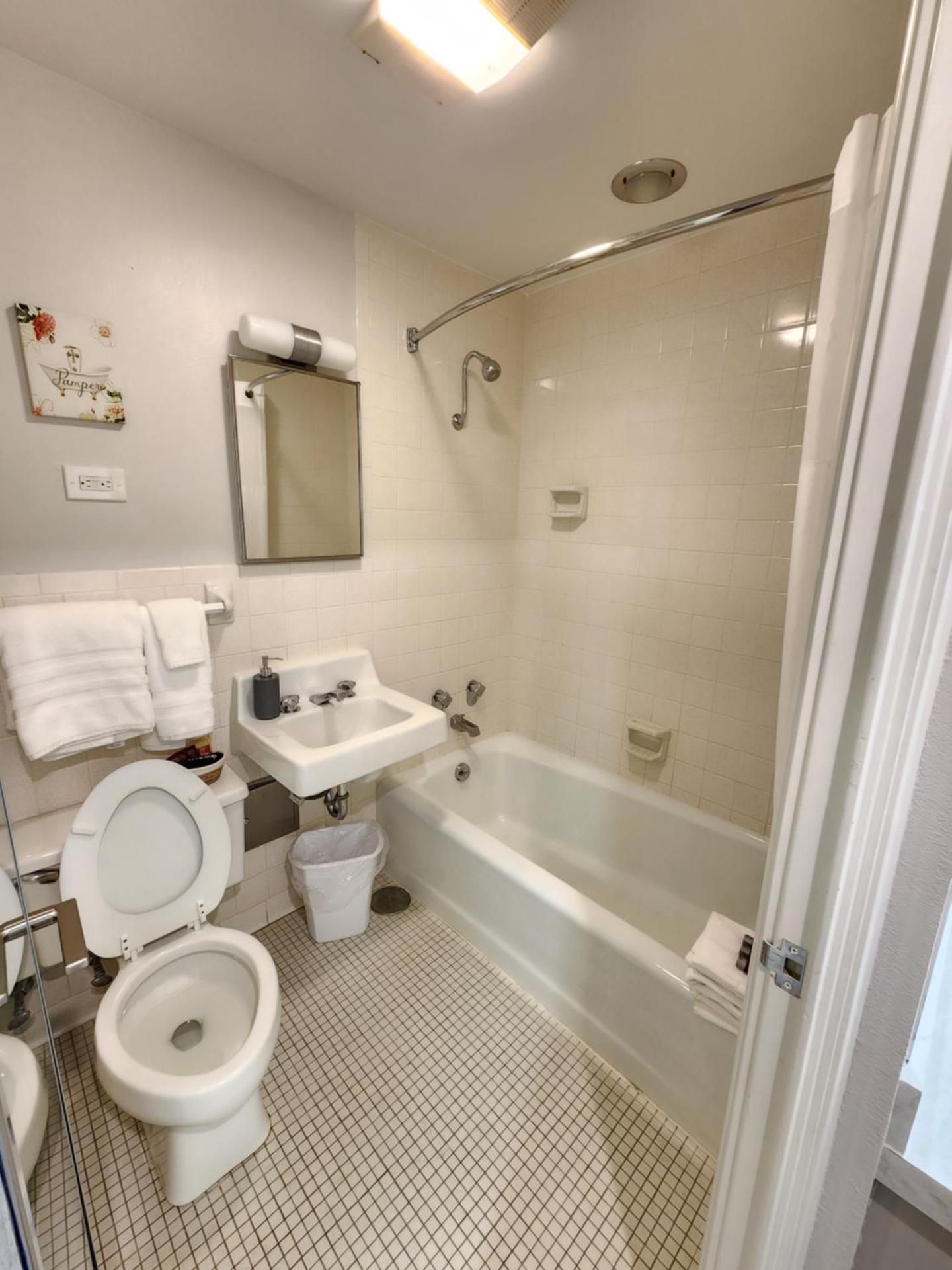 Hotel Phillips Deluxe Queen Suite 51