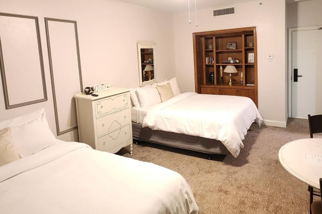 Hotel Phillips Deluxe Queen Suite